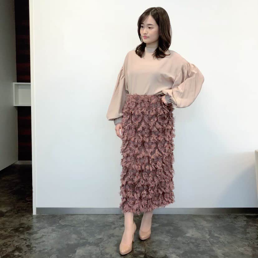 TBS「あさチャン！」のインスタグラム：「Today's しのりな Fashion🍊 ・ スタイリストさんからのポイント💁🏻‍♀️🎶 袖にボリュームのあるブラウスは、 袖口にゴムが入っているので 好きな位置で留められるのがポイント🙌🏻✨ ブラウスがシンプルなので、 ジャカード素材のスカートで 少し華やかさを出してみました🌹 ・ 袖にボリュームがあるトップスを選んだ時は、 タイトなシルエットのスカートや、 細身のスラックスパンツとの コーディネートがオススメです☺️ ・ トップス、スカート→TONAL ・ 今日から2月です☃️ 寒さに負けず元気にいきましょ〜😆！ 今週もあさチャン！よろしくお願いします🤗 ・ ・ #tbs #あさチャン #アナウンサー #篠原梨菜 #しのりな #しのりなコーデ」