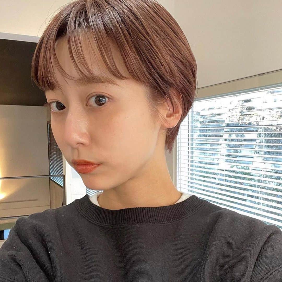 野口和弘のインスタグラム：「@ishidakazuho  ついにBLEACH解禁！！ . 全頭ブリーチしてオンカラー。 . これまでブリーチ無しでできるだけ明るくをテーマにやってたけどもっと透明感が欲しいってことで初めての挑戦。 . 最初グレー系のカラーにしたんですが(3.4枚目)色落ちが早そうとの判断で次の日に上からピンクベージュ系の肌馴染みのよいカラーをオン。 . どちらも似合ってるけどね。 . いい感じに2パターンの素材もできて結果オーライですね笑 . ブリーチは傷むんじゃないかと不安に思ってる方もいるけど、CIECA.ではケアブリーチを使っていてダメージを最小限に抑えながらやります。 . 石田氏は「今までより髪がツルッとした」と言っておりました。笑 . どうしても髪の赤みが気になる、透明感がほしいという方は挑戦してみてくださいね。 . #cieca. #ciecanoguchi  #ケアブリーチ #石田一帆」