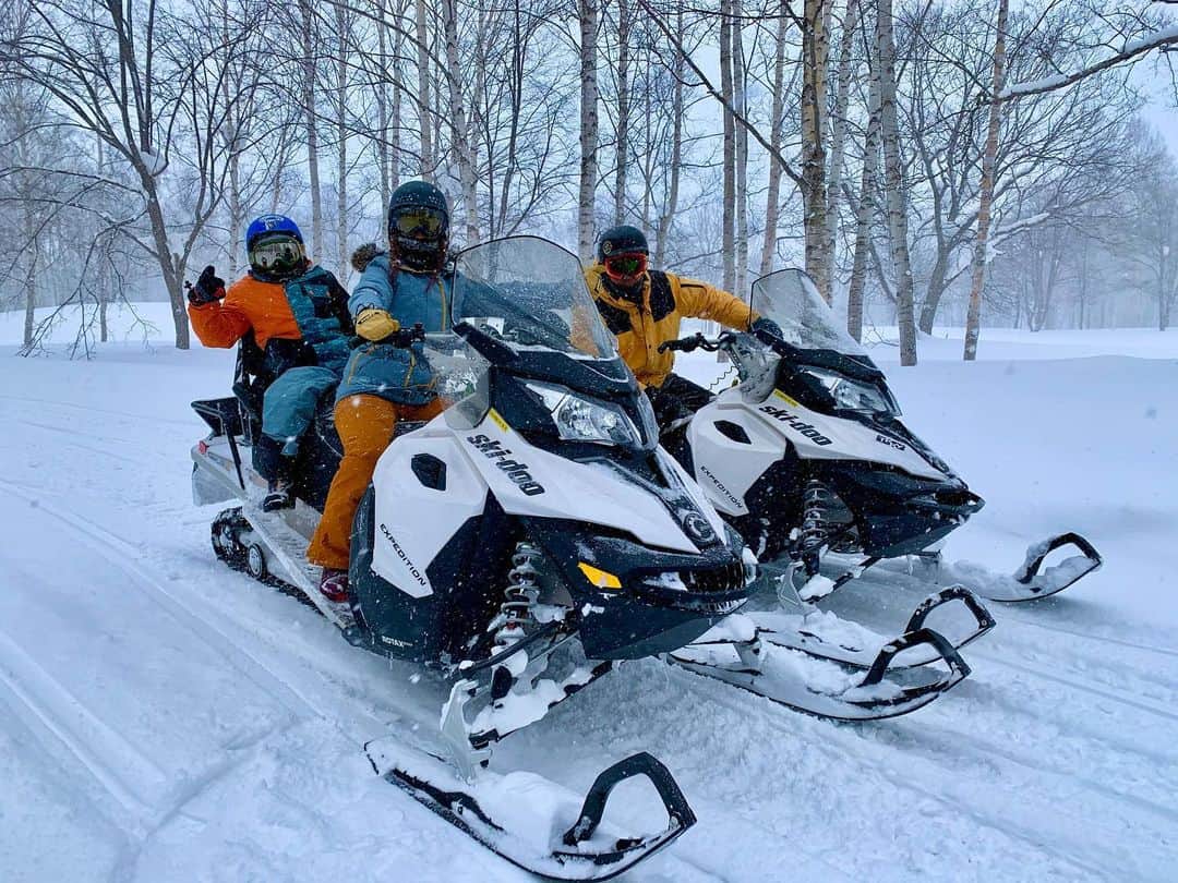 上田ユキエさんのインスタグラム写真 - (上田ユキエInstagram)「Family Snowmobiling 🔥白銀の世界を疾走❄️めちゃくちゃ爽快‼️ #family #snowmobiling @hanazononiseko #nisekohanazono #snowboarder」2月1日 6時59分 - yukie_ueda
