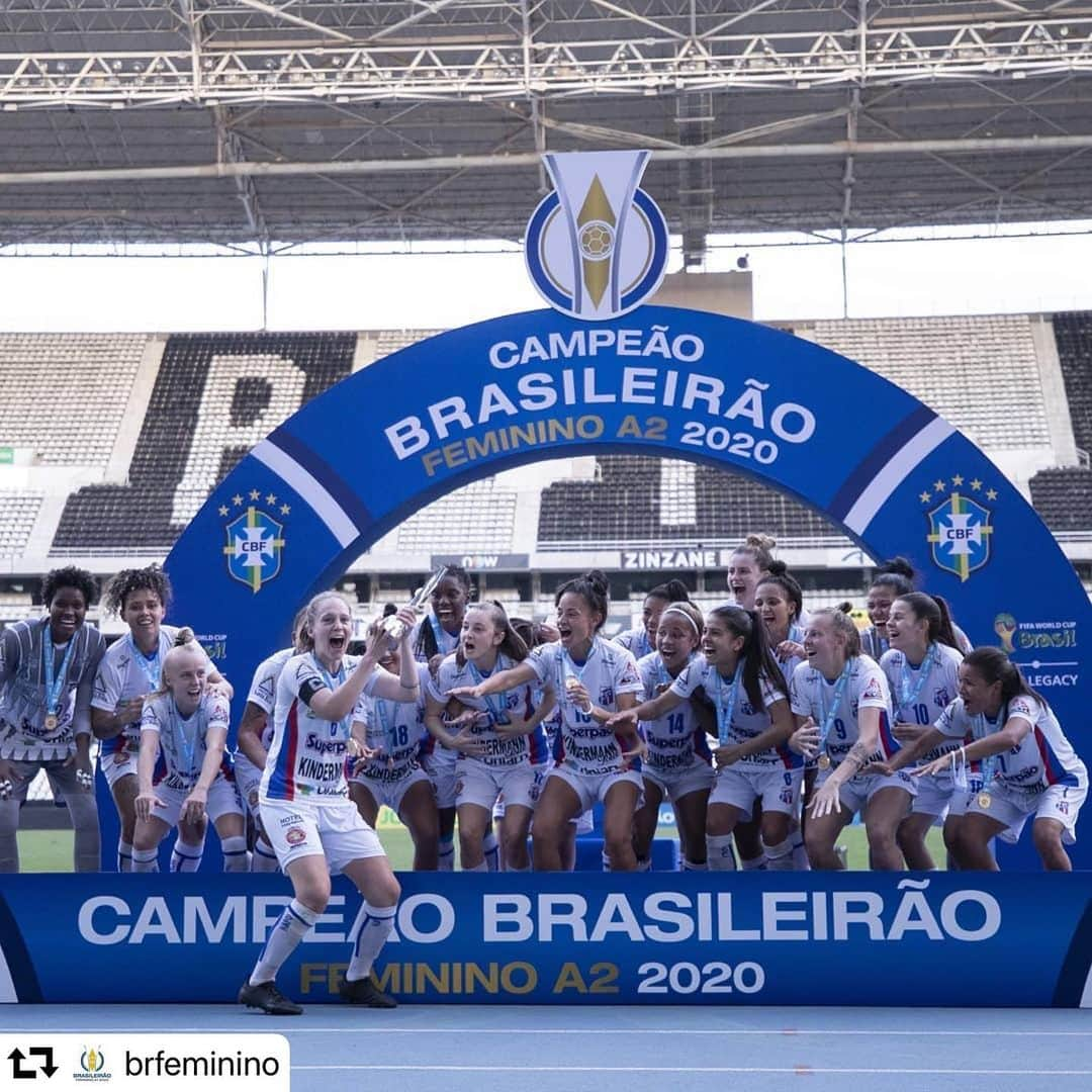 サッカー ブラジル代表チームさんのインスタグラム写真 - (サッカー ブラジル代表チームInstagram)「@napolicacadorense, campeão do Campeonato Brasileiro Feminino A2 2020! Parabéns, meninas! 👏🏆⚽️  #repost @brfeminino ・・・ Segue o carrossel das campeãs levantando a taça! Merecem demais 👏  Foto: Thaís Magalhães / CBF」2月1日 6時54分 - cbf_futebol