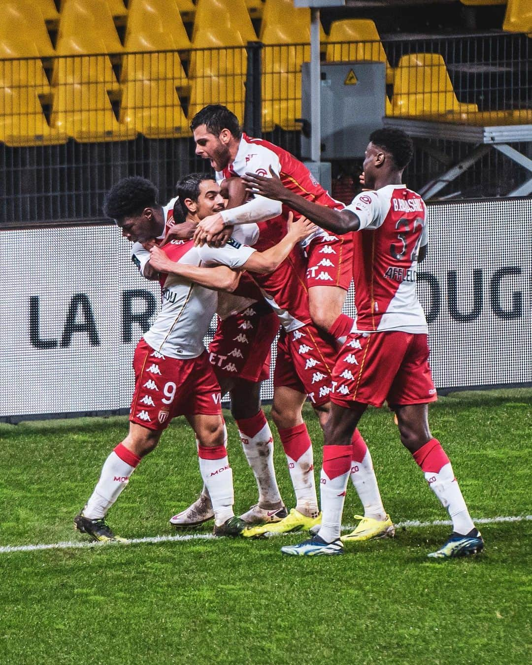 ASモナコさんのインスタグラム写真 - (ASモナコInstagram)「5️⃣ victories in a row in @ligue1ubereats 🖐 #REPEAT 5️⃣ victoires d’affilée en @ligue1ubereats 🖐 #REPEAT  1️⃣-2️⃣ #FCNASM」2月1日 6時55分 - asmonaco