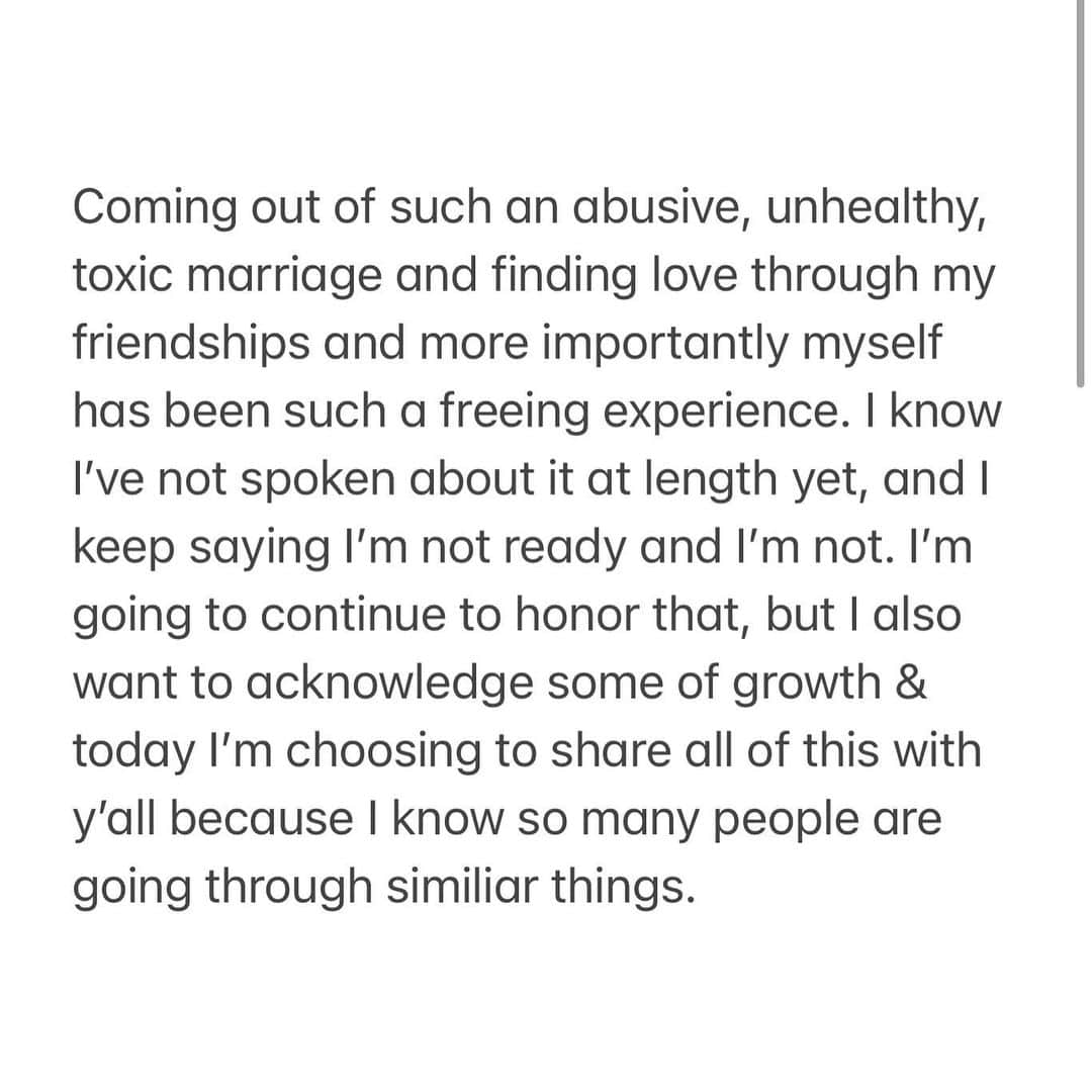 テス・ホリデーのインスタグラム：「TW:// Abuse & intimate partner violence  None of this is easy to share, but I felt deeply called to do so today, so I’m trusting my gut. Also, if have nothing nice to say, keep it to yourself. Love y’all 🤍」