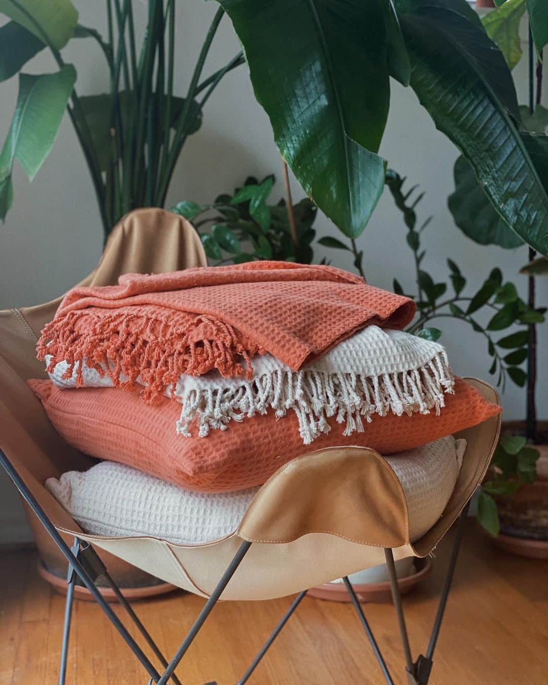のインスタグラム：「This is exactly what we need for a chilly day. Tap to shop our favorite Brushed Waffle Throw Blanket and Pillow! #UOHome」