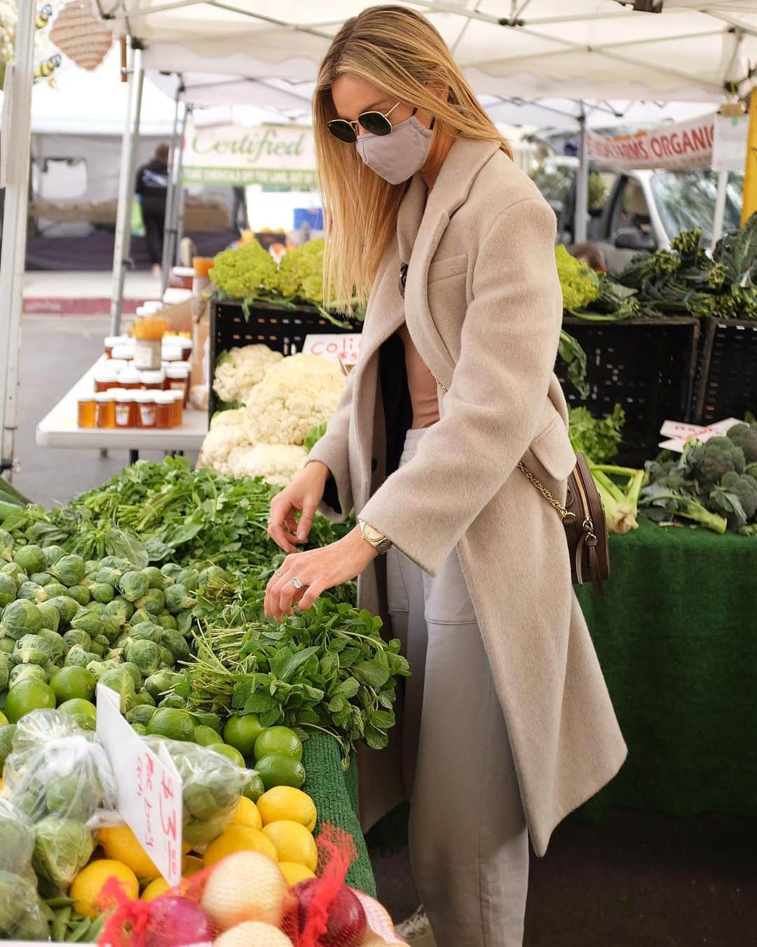 Ludi Delfinoのインスタグラム：「Supporting my local farmers. Did you know that fruits and vegetables start to lose their nutrients within 24 hours of being picked. In addition,locally grown food is picked at its peak ripeness, when it’s most dense with nutrients 🥦🍋🥬🍅🫑」