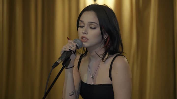 マギー・リンデマンのインスタグラム：「i did a cover of i wouldnt mind for @kroq 🖤 one of my favorite songs ever!!! link in bio for the full version」