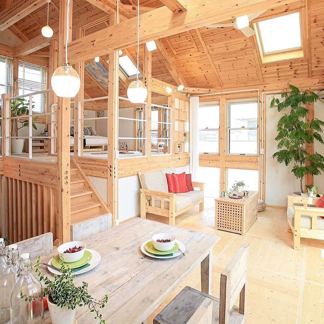 ネキストホームのインスタグラム：「こんなスキップフロアはいかがですか？✨ その他の施工事例は　@nexthausdesign1947 からホームページへ行ってチェックしてください😆✨・ - - - - - - - - - - - - - - - - - - - - - ・ 時を超えた、 新しいスタンダード。 #NEXTHAUSDESIGN ・ - - - - - - - - - - - - - - - - - - - - - - - - - - - - more photos → @nexthausdesign1947 - - - - - - - - - - - - - - - - - - - - - - - - - - - - ・ #ネクストハウスデザイン は心地よい#木の家 をお客様と一緒につくる#木造 の#注文住宅 を中心とした、創業1947年に創業した#宇都宮市 の#工務店 です。 ・ 大手ハウスメーカー 等が推奨する、30年ごとに建て替える家ではなく、#無垢材 やモイス などの#自然素材 を使い、そのご家族の#暮らし 方に合わせた#心地よい暮らし をご提案しています。 ・ そんな#家づくり を実際に体感できる#モデルハウス がありますので、ぜひご見学ください。 ・ あなたの理想の#マイホーム の答えが私たちの#家づくり にあります。 ・ #新築 用の#土地探し から#住宅ローン 等の資金計画まで、DMやメール、お電話等でいつでもご相談ください。 ・ #マイホーム計画 中の方は、HPより資料請求して頂ければ、コンセプトブック等をお届けいたします。 ・ ↓のプロフィール欄からHPに移動できます。 ・ - - - - - - - - - - - - - - - - - - - - - @nexthausdesign1947 - - - - - - - - - - - - - - - - - - - - - ・ ・ 施工対応エリア ・ #栃木県 全域 #宇都宮市 #さくら市 #真岡市 #下野市 #日光市 など ・ 車で1時間以内の範囲を主に施工エリアとしていますが、それ以外の地域の方もお気軽にご相談ください。 - - - - - - - - - - - - - - - - - - - - - このインスタの管理人は世界を変える住宅屋 @mizonobe です。 家づくりに関することも、そうで無いことも ご相談お待ちしてます！」