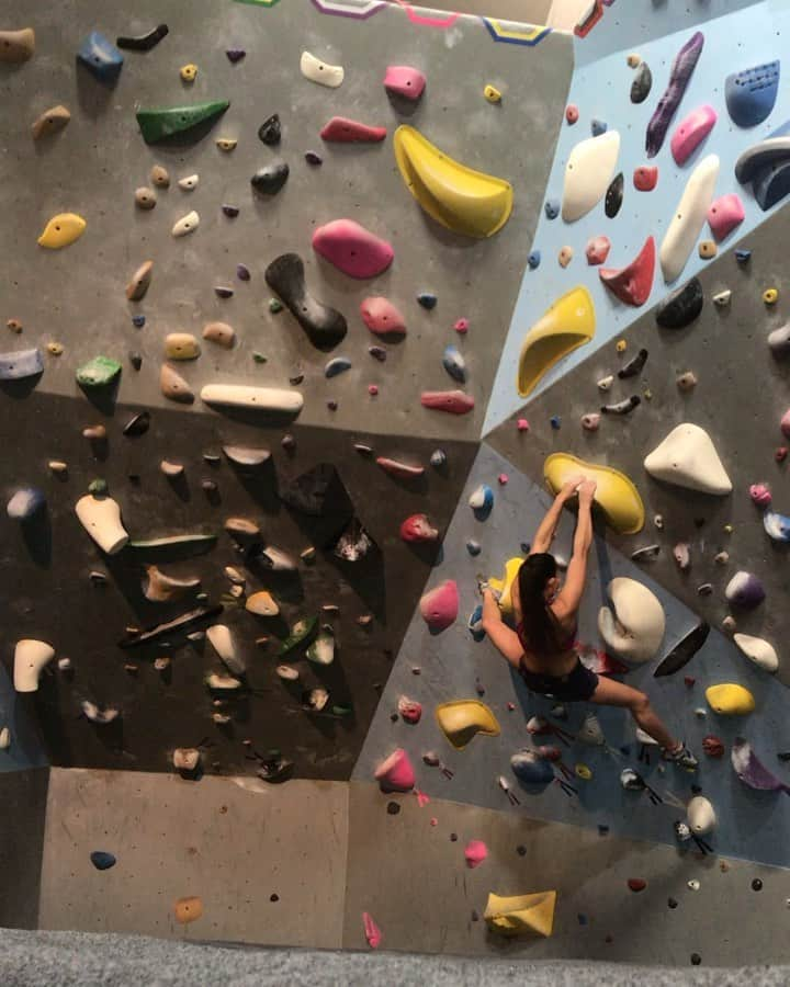 ミーガン・マスカリーナスのインスタグラム：「Rock climbing!  ••• @springsclimbingcenter #bouldering #climbing #wee #heelhooks」