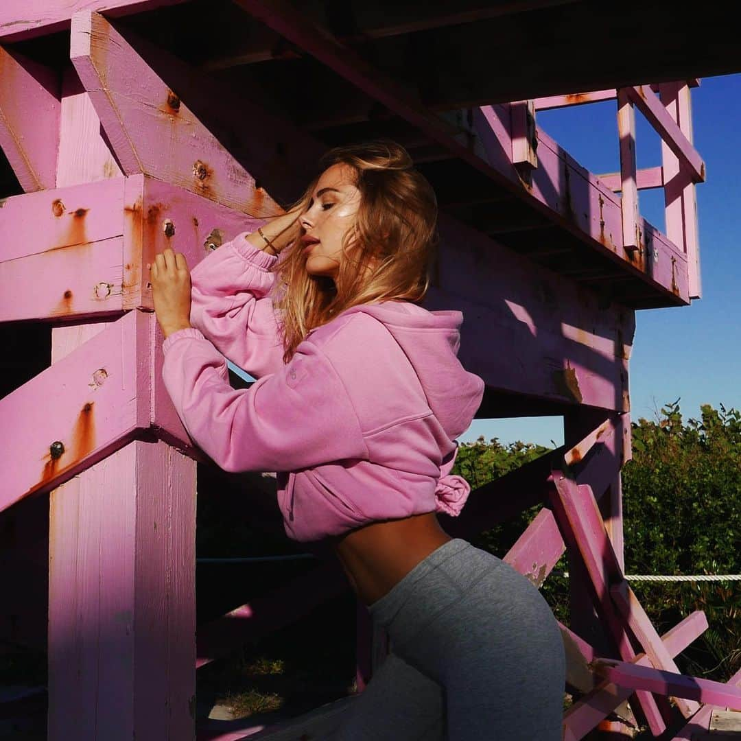 キンバリー・ガーナーさんのインスタグラム写真 - (キンバリー・ガーナーInstagram)「end of the day walks - living in @alo sweats ...yup that was an attempt at a handstand🤓🥰🥞 #ambassador #parisianpink」2月1日 7時39分 - kimberleygarner