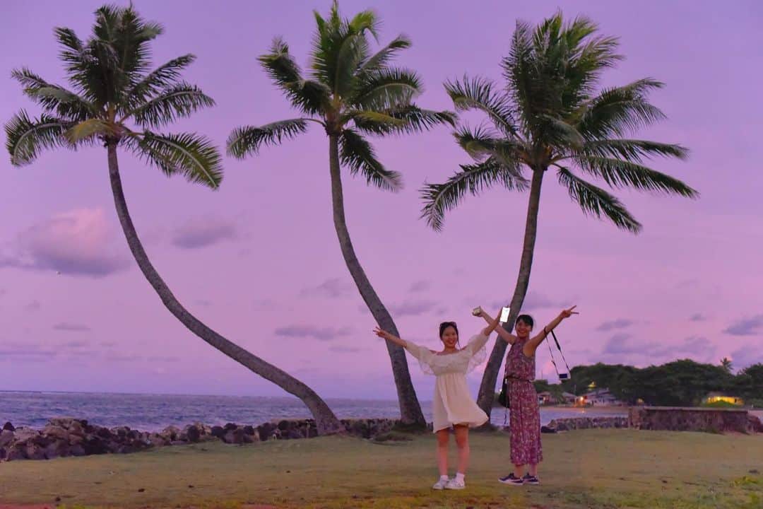 kawaiihawaiitourのインスタグラム：「ハワイのHauula街にある夕陽もキレイば3本のヤシの木です！インスタ映えポイントでよくツアーで回っていました。少しでも、皆さんにハワイの空気を感じ取ってもらえたら嬉しいです！カワイイ・ハワイ・ツアーでは、お客様が行きたいところを自由に選んでもらって好きなようにツアーが回れます‼️ --------------------------------------------------------- ❤️Kawaii Hawai'i Tour / カワイイ・ハワイ・ツアー ❤️✨🌈プラン🌈✨ (ハワイ州政府公認会社 PUC 497-C) ✔︎日本人経営 日本人ガイド付きツアーなので安心️🏝✨😎👍🏽 ✔︎あなただけのオリジナルツアーが作れます ✔︎初ハワイ満喫コース、オススメスケジュールご用意しています‼︎ ✔︎ガイドブック派？それともローカル体験派？ ✔︎なんでもご相談下さい 💁🏽‍♂️💁🏽☀️🏝✨😎👍🏽 ✔︎お写真もたくさんお撮りします🤳 ------------------------------------------------------ ✴︎今日の格言✴︎ 自分に対しては、損と得とあらば損の道をゆくこと。他人に対しては、喜びのタネまきをすること。我も他も物心ともに豊かになり生きがいのある世の中にすること(鈴木清一) ------------------------------------------------------ お客様の笑顔が私達の笑顔をモットーにツアーをさせてもらっています🚙🚖🚘 --------------------------------------------------------  #ハワイ #hawaii #カワイイハワイハワイツアー #ワイキキビーチ #コロナ　#ファインダー越しの私の世界 #カカアコ #ハワイ好き #hauula #天国の海 #ハワイウェディング #ハワイ行きたい #ハワイツアー #オアフ島　#ホノルル #ハワイチャーターツアー  #ハワイ旅行  #ハワイ女子旅  #ハレイワ 　#フォトジェニック #ハワイ好きな人と繋がりたい #ハワイコロナ　#インスタ映え  #ハワイ観光 #夕陽  #夕焼け  #オアフ島 #waikikibeach 　#ヤシの木 #ワイキキ #3本のヤシの木」