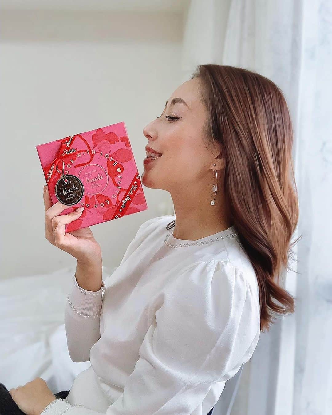 のインスタグラム：「⁑ バレンタインデーがもうすぐ💝 私はヴェンキのチョコレートにしました！ @venchi_jp カフェも可愛いしジェラートは大人気で以前は銀座でも行列になってたよね🍦 そのヴェンキがバレンタイン商品と合わせて、 公式オンラインストアをローンチしました！ ヴェンキのチョコレートを手軽に、遠方からでもギフトとして選べるよ🎁今年はなかなか買いに行けないからネットで注文できるのはほんとに助かる！ 　 自分用には可愛いピンクの箱、彼にはブルーを 自粛中会えないから早速ネットで贈ったら、届いたよーって写真送ってくれたよ♪ ピンクの箱のクレミノは4種類のチョコで中でもピスタチオがお気に入り、美味しかった！ ブルーの箱は大人な雰囲気でオシャレ✨喜んでもらえてよかった  #ヴェンキ #VENCHI #バレンタイン #チョコレート #ジェラート #pr #宮田綾子 #バレンタインチョコ #バレンタインデー #バレンタインギフト #チョコレート好き #チョコレート中毒 #チョコレート大好き #チョコレート好きな人と繋がりたい #chocolate #valentineday #ギフト #贈り物 #贈り物に最適 #オンラインストア #オンラインショップ #ちょこ」