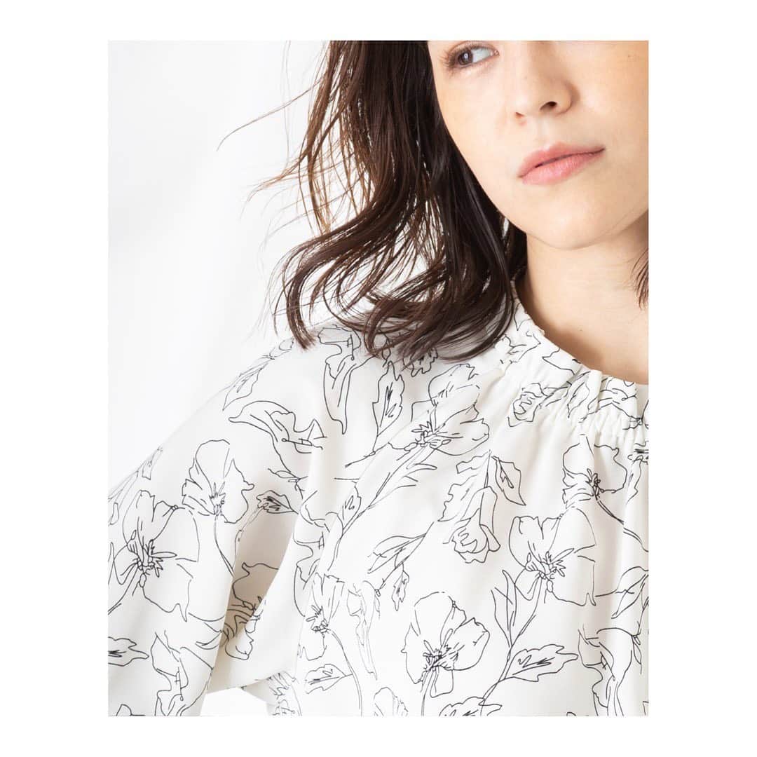 NATURAL BEAUTY BASICのインスタグラム：「新作WEBカタログができました。  --------------- 2021.PRE SPRING Gentle air ---------------  シャボン玉を吹くときのような「ゆとり」と、花を買うときのような「ときめき」自分自身が自然体でいられる生活のための服。  NATURAL BEAUTY BASICではこの春、Gentle airをテーマに仕事服はもちろん、おうち時間にも着心地の良いデイリーに活躍する服を提案していきます。  NO.6 DRAWING PRINT 線画タッチで描いたフラワープリントNBBオリジナルプリント。フロントネックによせたギャザーがフェミニンな印象のブラウスです。ゆるっとでもきちんと見えのタック入りワイドパンツで色をプラス♪華やかで大人の余裕が見えるお仕事スタイルに。  Credit ★印：着用カラー  ブラウス 1110200　￥6,600 tax in Color:オフ★/ベージュ/ミント Size:M  パンツ 1130210 ￥8,250 tax in Color:ライトグリーン★/チャコールグレー Size:S/M  バッグ　1181102 ￥7,150 tax in Color:オフ★/キャメル/ブルー  シューズ 1186102 ￥4,950 tax in Color:オフ★/ベージュ/チャコールグレー Size:S/M/L  #ナチュラルビューティーベーシック #NATURALBEAUTYBASIC #略してNBBです #NBB #NBBコーデ  #春の新作カタログがきました #お仕事スタイル #お仕事コーディネート #シンプルコーディネート #大人シンプルコーデ #オフィスカジュアルスタイル #リラックススタイル #ドローイングプリント #カラーパンツ #162cm #今日のコーデ #明日のコーデ #2021january」