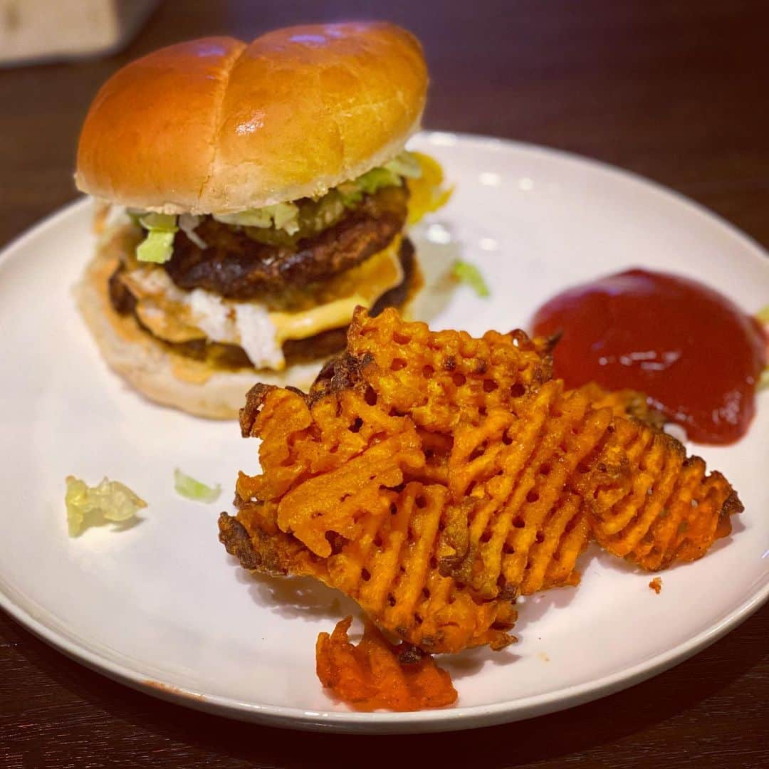 Phil Heathのインスタグラム：「@milehighmeat Sunday Cheat Meal Going down 💪🏽🤤 Shurie made these amazing patties with our @milehighmeat aged lean ground beef! Perfect high quality refeed meal after a week of eating clean! We have some awesome @milehighmeat subscription boxes on our site! I get the beef and breakfast boxes💪🏽check them out @milehighmeat and milehighmeat.com Use code: Phil15 at checkout!  #KnowYourMeat #Farm2Table  #PhilHeath」