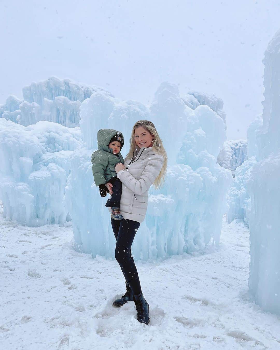 carlyのインスタグラム：「We had the opportunity to visit the Midway @icecastles_ and it did not disappoint! What a cool place! So fun for littles with tunnels and slides, water works and secret passageways. They have a few other locations so check them out if you’re looking for a fun winter activity ❄️」