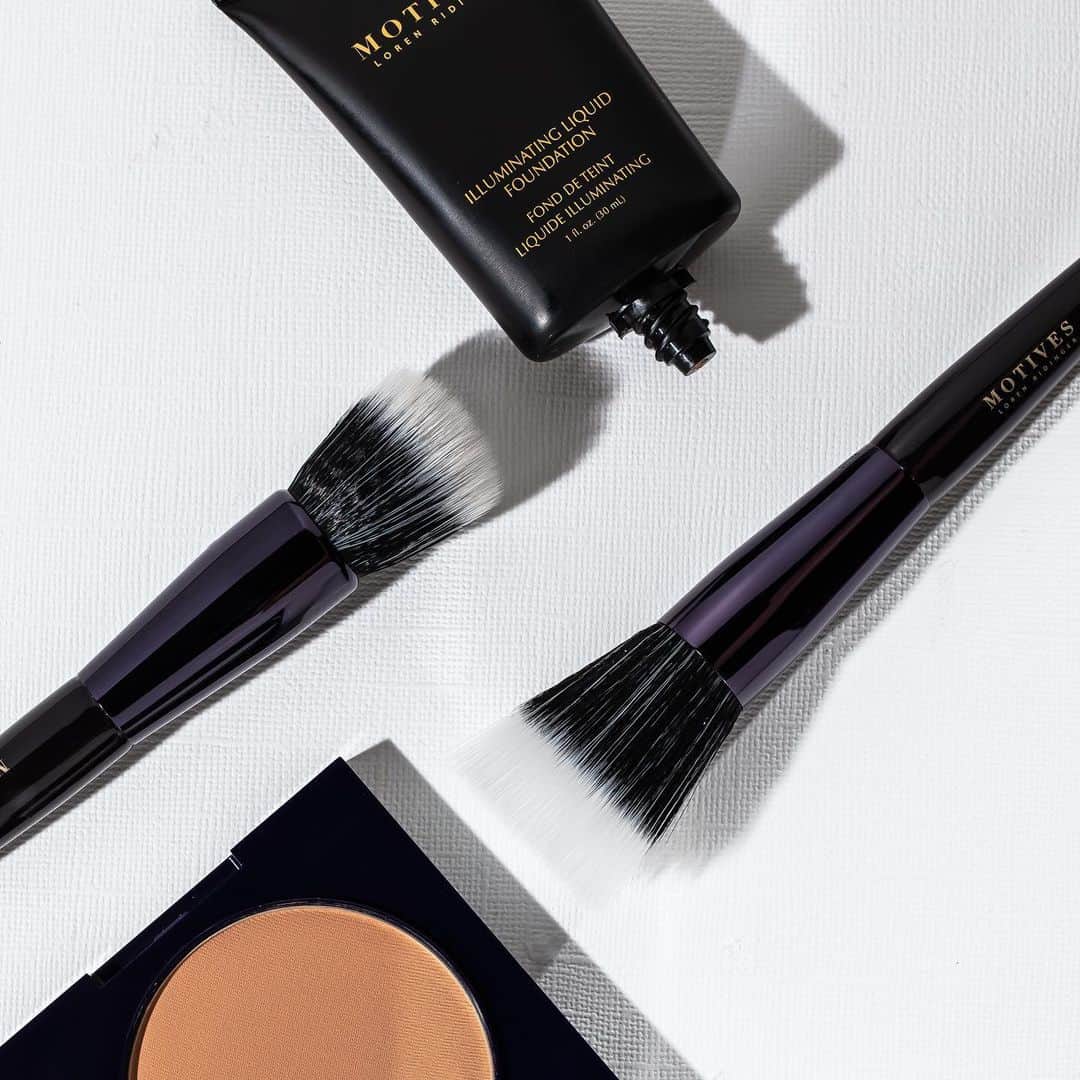 Motives Cosmeticsのインスタグラム：「The right makeup tools can make a world of difference. ✨ Both of these are a part of our 8-Piece Deluxe Brush Set! Get to know them below👇  ✨The Flat-Top Foundation Brush is a round, flat-top brush for application of emollients, creams and foundations.  ✨The Powder Brush is a a circular brush for application and blending of powders to create soft beautiful layers for a seamless finish.   Head over to our site to explore brush essentials at the link in bio 🖤」