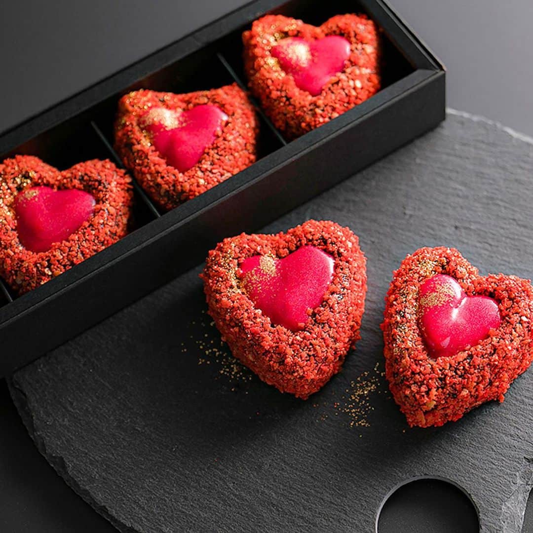 のインスタグラム：「Saint Valentine's Day coming soon. 3世紀のローマ帝国。当時の皇帝は結婚を禁止していました。そんな時代で帝国に内緒で愛を説き、結婚式を執り行っていたバレンティヌス司祭。バレンタインデーは結婚式にも縁がある記念日です。  The Roman Empire of the 3rd century, the emperor of the time, banned marriage.  At that time, Priest Valentinus was secretly preaching love to the empire and holding a wedding ceremony.  Valentine's Day is a wedding anniversary. #バレンタイン  #バレンタインスイーツ  #テイクアウトスイーツ  #スイスホテル花嫁  #スイスホテル南海大阪  #スイスホテルウエディング  #スイスホテルロマンス  #大阪結婚式  #ホテルウエディング  #ホテル婚  #なんば  #なんば駅  #valentine  #valentines  #sweets  #saintvalentinesday  #saintvalentin  #swissotelnankaiosaka  #swissotelwedding  #swissotelromance  #osakawedding  #wedding  #hotelwedding  #swisshospitality  #osaka  #osakajapan」