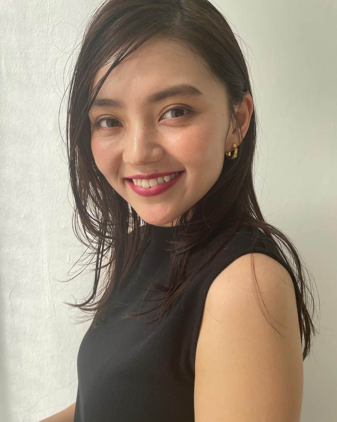 高原愛のインスタグラム：「大人可愛いメイクしてもらった☺️リップも良い色💄✨　金岡さんメイク可愛い🥰 @sarinakanaoka   今日から2月✨1月はなんだかあっという間だったなぁ😌みなさん、頑張っていきましょうね✌️ファイト💪💪💪  #February#haveagoodday#enjoy#enjoyyourlife#fashion#model#tokyo#instagood#make#beauty#beautifulday#日々感謝#ファッション#モデル#撮影#美容#🌈#🥰#😘」