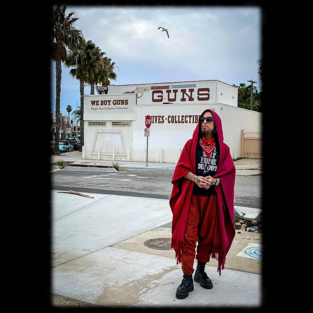 デイヴ・ナヴァロのインスタグラム：「Picking up supplies for the family back at the compound. Photo: @toddnewman」