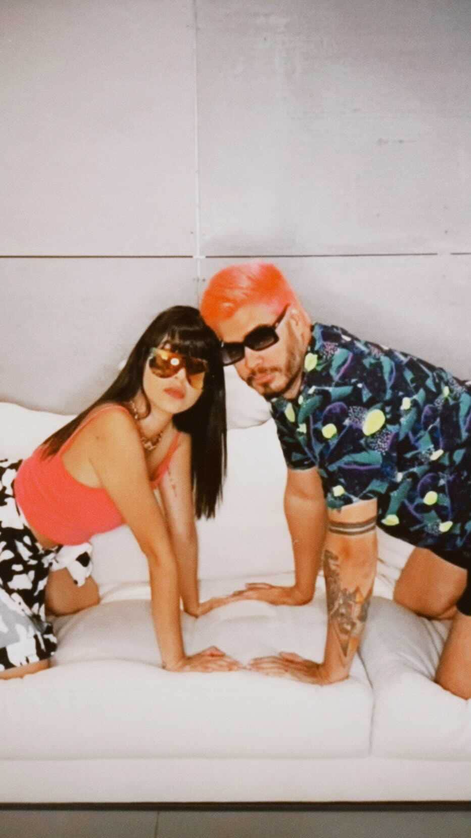 Gabriela Salesのインスタグラム：「Domingou daquele jeito kkkkkk. Eu que lute com esse estilo todo do Uó agoraaaa de cabelo novo. Nós dois de @baw_official que começou 2021 com tudo! SUMMER SALE, com até 60% off!! E além dos 60% OFF tem a promo dos Combos! Leve 3 , pague 2. Esses looks que eu estou usando faz parte dessa promo dos combos! E tem vários outros mara por lá! E ainda tem meu cupom pra ganhar mais 10% off: RICADEBAW 💕💕💕 *publi」