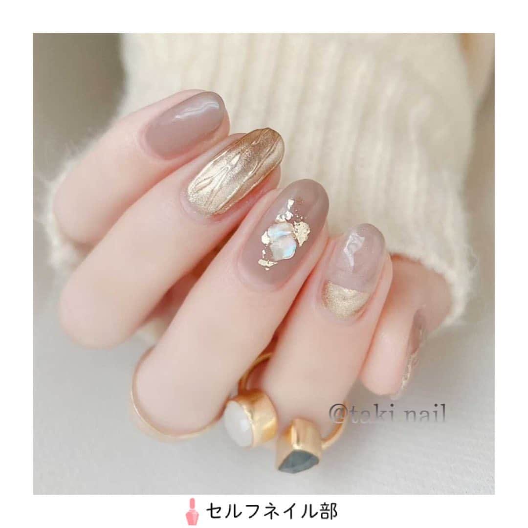 セルフネイル部 公式アカウントのインスタグラム：「(@taki.nail)さんの、﻿ 「大人ブラウンネイル」を紹介します💅﻿ ﻿ ○howto﻿ [親指]﻿ MOMOジェル44を2度塗り→アイシングジェルで波波を書く→ミラーパウダーを乗せる﻿ [人差し指]﻿ gelme1のピュアホワイトとMOMOジェル44でニュアンスネイルをする→硬化した後マスキングテープを使い、根元だけミラーパウダーを乗せる﻿ [中指]﻿ MOMOジェル44を2度塗り→金色の箔を乗せる→大きめシェルを置く﻿ [薬指]﻿ クリアジェルを塗って硬化した後前面にミラーパウダーを乗せる→アイシングジェルで適当に線を引く→その上からまたミラーパウダーを乗せる﻿ [小指]﻿ MOMOジェル44を2度塗り﻿ ﻿ ○item﻿ カラー﻿ ・MOMOジェル 44﻿ ・gelme1  ピュアホワイト﻿ パーツなど﻿ ・アイシングジェルクリア﻿ ・ミラーパウダーtypeC﻿ ・ニュアンスホイル﻿ (すべてネイルタウン)﻿ ベースコート﻿ ・ベティジェル﻿ トップコート﻿ ・艶姫﻿ ﻿ ○point﻿ アイシングジェルを使うとぷっくりラインが引けます♪﻿ ミラーパウダーは引きずりやすいですが、引きずってもキラキラして可愛いのでそのままでok！私はブラウンゴールドのミラーパウダーが一押しです！！♡﻿ ﻿ ○セルフネイル部プロデューサー高橋からのMessage📝﻿ すてきなデザインのhowtoを教えてもらえてとても嬉しいです💫おしゃれ上級者なデザイン、ぜひ参考にさせてください💅」