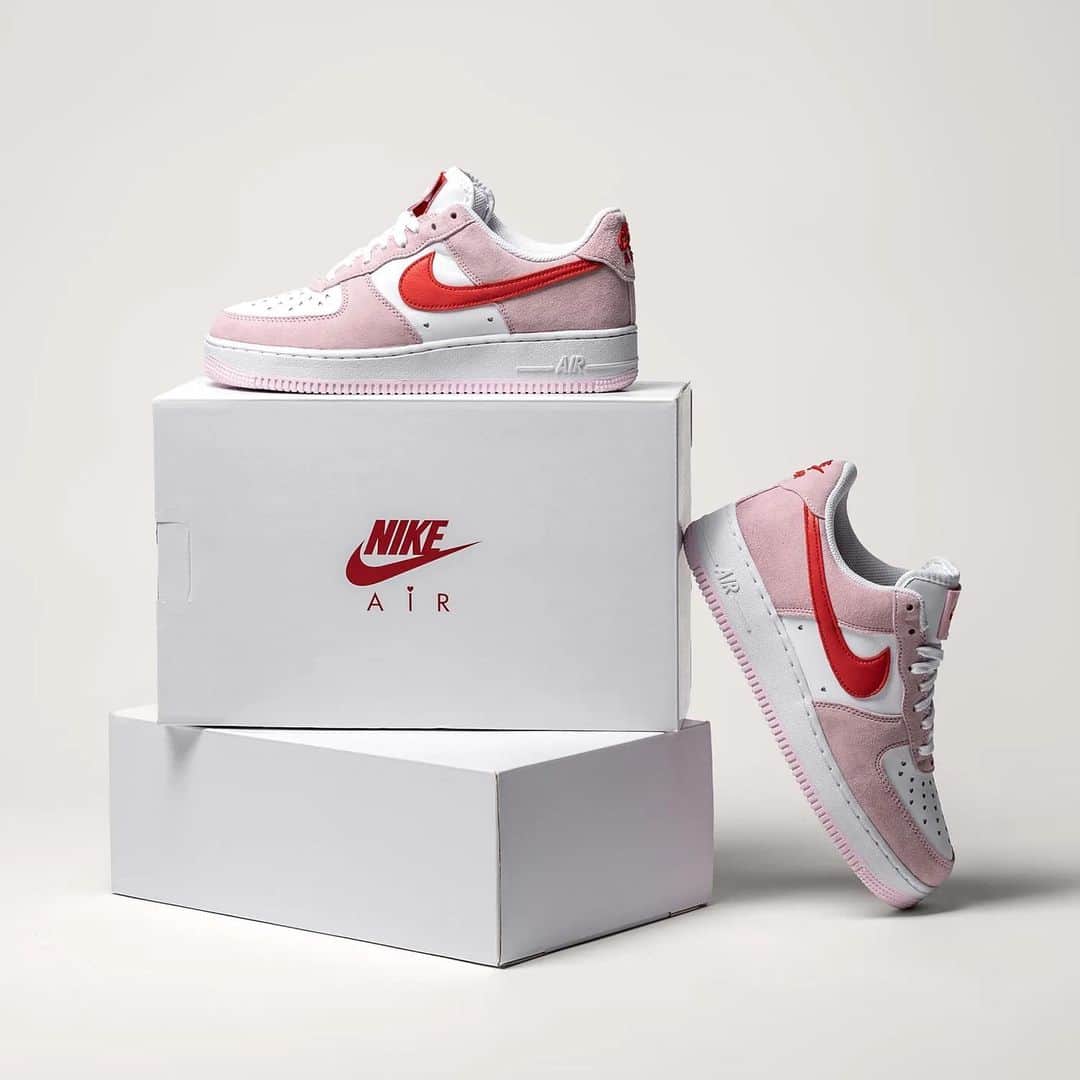 HYPEBEASTさんのインスタグラム写真 - (HYPEBEASTInstagram)「@hypebeastkicks: @nike has prepped a Valentine's Day-themed Air Force 1 just in time for the festivities. The vibrant silhouette features a mixture of white and red leather plus pink suedes serving as the base, and no time is wasted in adding a healthy dose of Valentine’s varnish. The toebox replaces its standard circular perforations with heart-shaped holes, as does both the lateral and medial midfoot. Even the heel’s embroidered Nike Air graphic adds a small heart above the “i” in Air to complete the look. Pick up a pair on February 6 for $130 USD.⁠⁠ Photo: @asphaltgold」2月1日 8時35分 - hypebeast