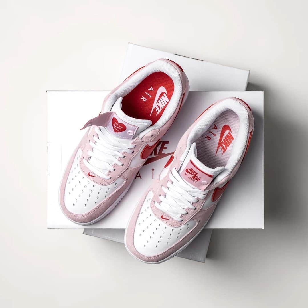 HYPEBEASTさんのインスタグラム写真 - (HYPEBEASTInstagram)「@hypebeastkicks: @nike has prepped a Valentine's Day-themed Air Force 1 just in time for the festivities. The vibrant silhouette features a mixture of white and red leather plus pink suedes serving as the base, and no time is wasted in adding a healthy dose of Valentine’s varnish. The toebox replaces its standard circular perforations with heart-shaped holes, as does both the lateral and medial midfoot. Even the heel’s embroidered Nike Air graphic adds a small heart above the “i” in Air to complete the look. Pick up a pair on February 6 for $130 USD.⁠⁠ Photo: @asphaltgold」2月1日 8時35分 - hypebeast