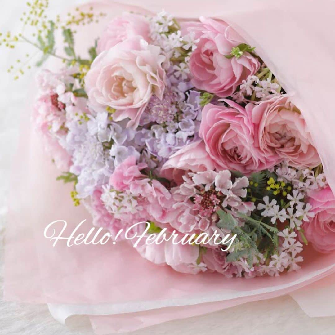 雑誌『花時間』さんのインスタグラム写真 - (雑誌『花時間』Instagram)「おはようございます。今日から2月！ お花屋さんには春の花がさらに増えていきます。﻿ ﻿ で、今日のお花便は﻿ ラナンキュラスの花束です。﻿ ﻿ 花束だけど、﻿ 花合わせの﻿ ヒントになりますよ！﻿ ﻿ 合わせた花のなかでも﻿ 大注目なのが﻿ サクラコマチ🌸﻿ ﻿ 3、4枚めのpicを見てね。﻿ ﻿ シレネという属名で﻿ 呼ばれることもある﻿ サクラコマチちゃん。﻿ ﻿ ラナンキュラスの﻿ まあるい形を引き立て、﻿ やさしい雰囲気を﻿ 添えてくれるんです。﻿ ﻿ 茎が少しベタベタするため﻿ ムシトリナデシコなんていう﻿ 別名もついています。﻿ ﻿ スカビオサもいまたくさん﻿ 出回り中〜♬﻿ ﻿ 2月の最初のお花はどうします？﻿ ﻿ では、今週も元気smile😊😊😊で﻿ 頑張りましょう！ by ピーターパン﻿ ﻿ ﻿花 @oakleaf_y  写真 @satomi.ochiai78   ﻿ #flowers #flowerslovers #flowerstagram #flowerarrangement  #花時間 #花時間2021  #花好き #花藝 #花好きな人と繋がりたい #花が好きな人と繋がりたい #花のある生活 #お花のある暮らし #花を飾る #花を飾る生活  #ラナンキュラス #ranunculus  #シレネ #ピンクの花が好き #ピンクの花 #きれいな花 #かわいい花 #花束 #ビタミンf  #花屋さんへ行こう  ﻿ ﻿」2月1日 8時35分 - hanajikan_magazine