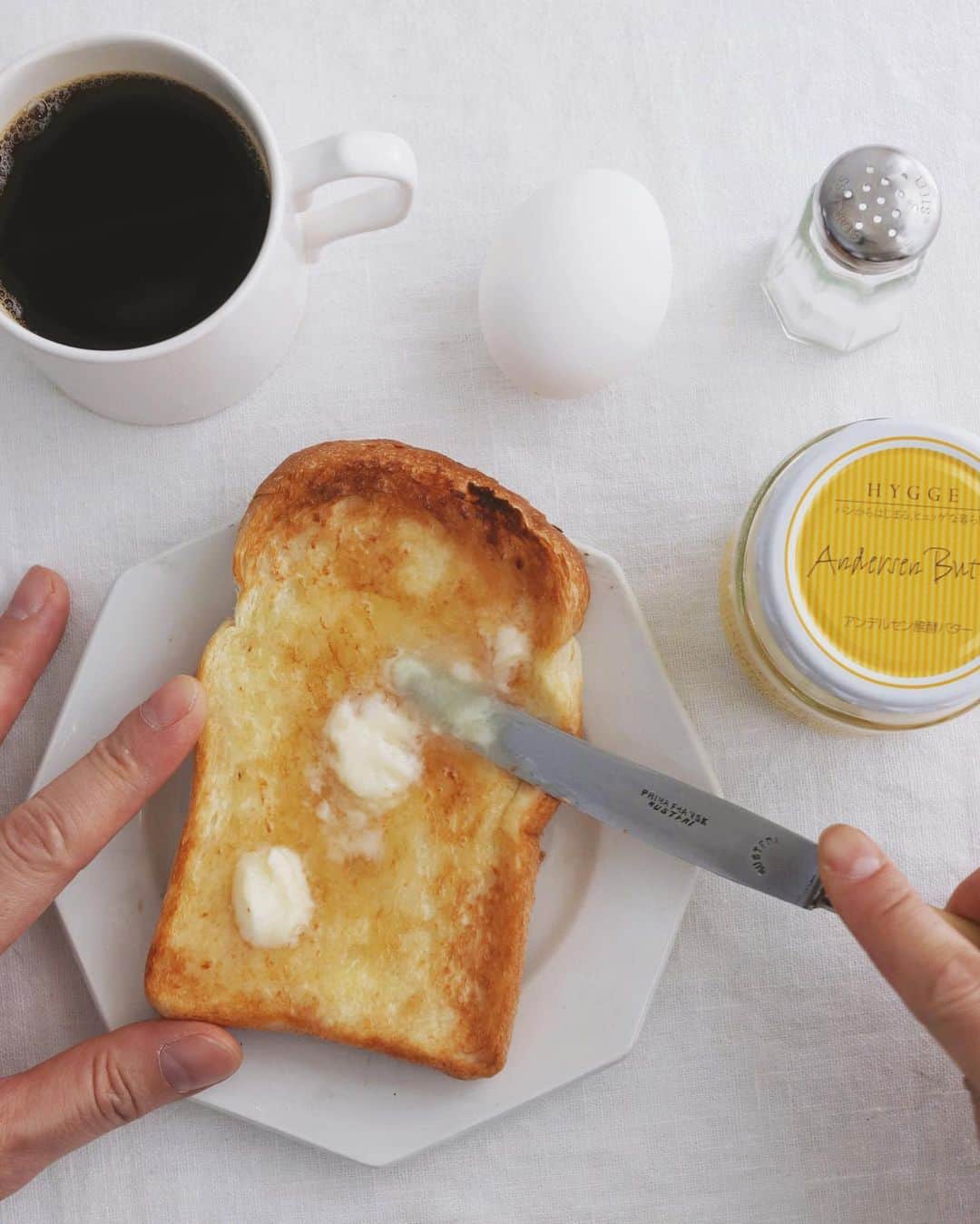 樋口正樹さんのインスタグラム写真 - (樋口正樹Instagram)「butter toast 🧈 . 今朝はバタートースト、 コーヒー、茹で卵付き。 . パンはアンデルセンの イギリスパン５枚切り。 バターは発酵バターで、 テレビでも紹介されて 人気で品薄でしたけど これもアンデルセンの とてもおいしいバター。 @andersen_official_jp . ちなみに 先週からトースターを 黒いバルミューダのに 新調して使ってますー。 @balmuda . . #モーニング #モーニングセット #イギリスパン #バタートースト #発酵バター #山型パン #山食 #食パン #トースト #アンデルセン #アンデルセンのパン #パンのある暮らし #パンのある生活 #パンスタグラム #パン大好き #ヒュッゲ #バルミューダ #バルミューダザトースター #バルミューダトースター #トースター #andersen #hygge #bread #breadlover #BALMUDA #BALMUDATheToaster」2月1日 8時35分 - higuccini