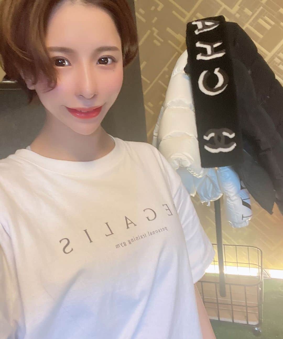 ちゃんうさのインスタグラム：「good morning💕  すごい目がキラキラしてる写真撮れたからいつか載せようと思ってて忘れてた😬  ジムで珍しく露出なし🙈通ってるジムのオリジナルTシャツ買ったからとりあえず💕🙋‍♀️  💪@r.egalis  🏋🏻‍♂️@1.k.1.z いつもありがとうー♪  #gym #training #japan #japanesegirl  #personal #筋トレ #ジム #筋トレ女子  #トレーニング #Tシャツ #ジム活 #ボディメイク」
