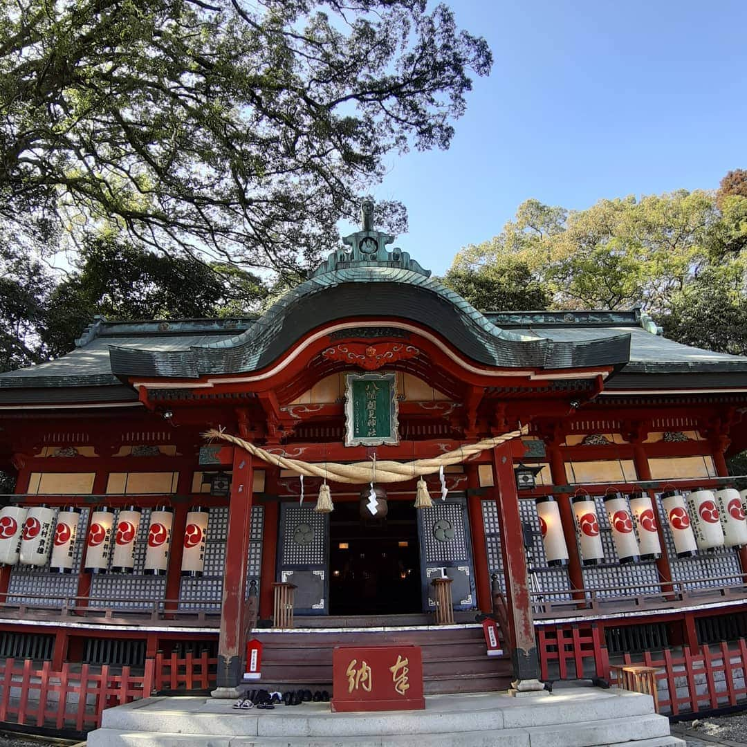 渡邉敬大のインスタグラム：「先日、別府の朝見神社へ⛩️  別府の坂の途中にあるので、 町並みを見渡せるし、 木々にも囲まれていて、 街と緑の融和が素敵でした。  武将みくじなるものをひきました。 歴史は好きなつもりでしたが、 私も知らない武将でした⚔️  #八幡朝見神社 #別府 #別府観光 #神社 #神社巡り #朝のパワー #大分放送 #アナウンサー #渡辺敬大 #わたなべけいた」