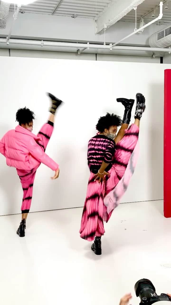 アリス+オリビアのインスタグラム：「Showing those tiktok kids how it’s done!! Dancer and iconic choreographer @ebonywilliamsworld with @__nvme and @robynwilliams_ !!」