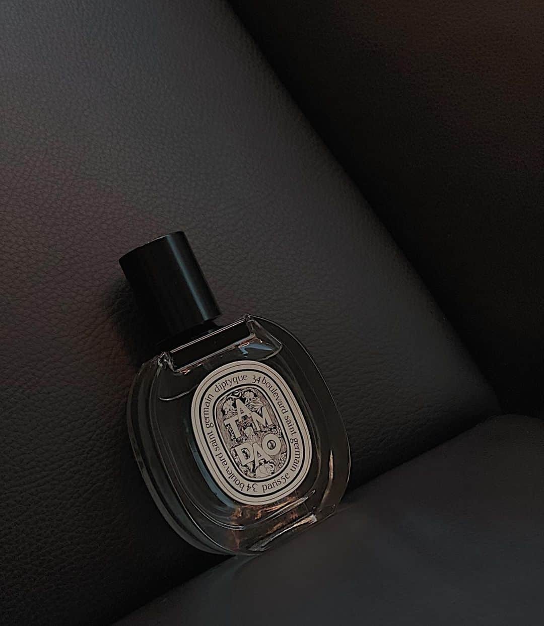 須田朱音のインスタグラム：「𝗧𝗔𝗠𝗗𝗔𝗢﻿ ﻿ ﻿ @diptyque  やっぱりウッド系がすき♡﻿ ﻿ ﻿」