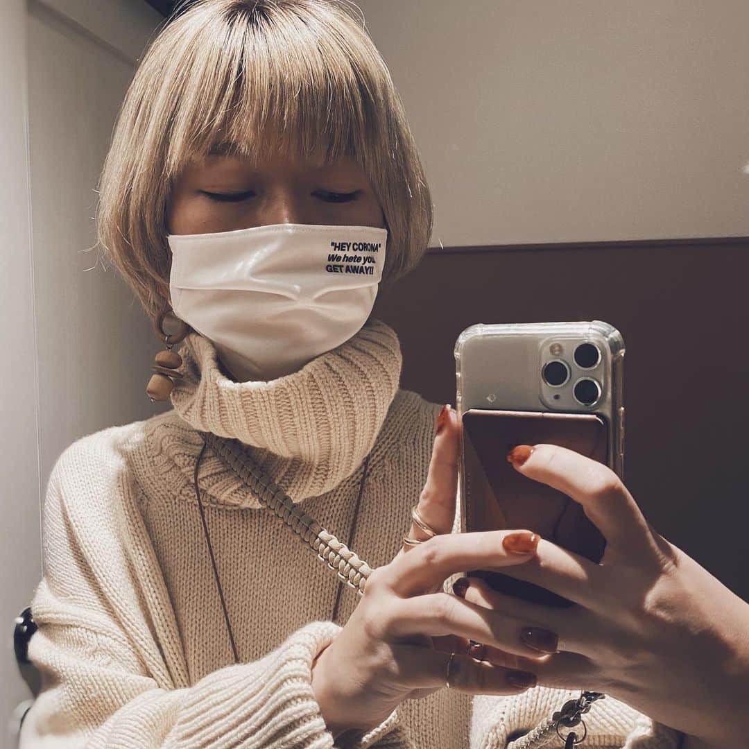 のインスタグラム：「ㅤ "HEY CORONA(Virus🦠)" We hate you. GET AWAY!! ㅤ hete🙅🏼‍♀️ hate🙆🏼‍♀️ ㅤ 外歩くときは、しゃべらないのでマスク外すことが多いです。 が、外気温との差でしんどくなったりするので、 身体に相談してまたつけたり。笑 私はとにかく免疫落ちてる時に インフルやら手足口病もらった経験あるので (辛すぎてやばかった) 絶対かかりたくないからこそ 自分の体に毎日、何が調子いいか、よくないかを聞く。 誰よりも自分が一番自分の体を理解してるはずやから 声を聞けるように、日々生活してます✨ 自分大切にすることが、周りを大切にする第一歩👣」