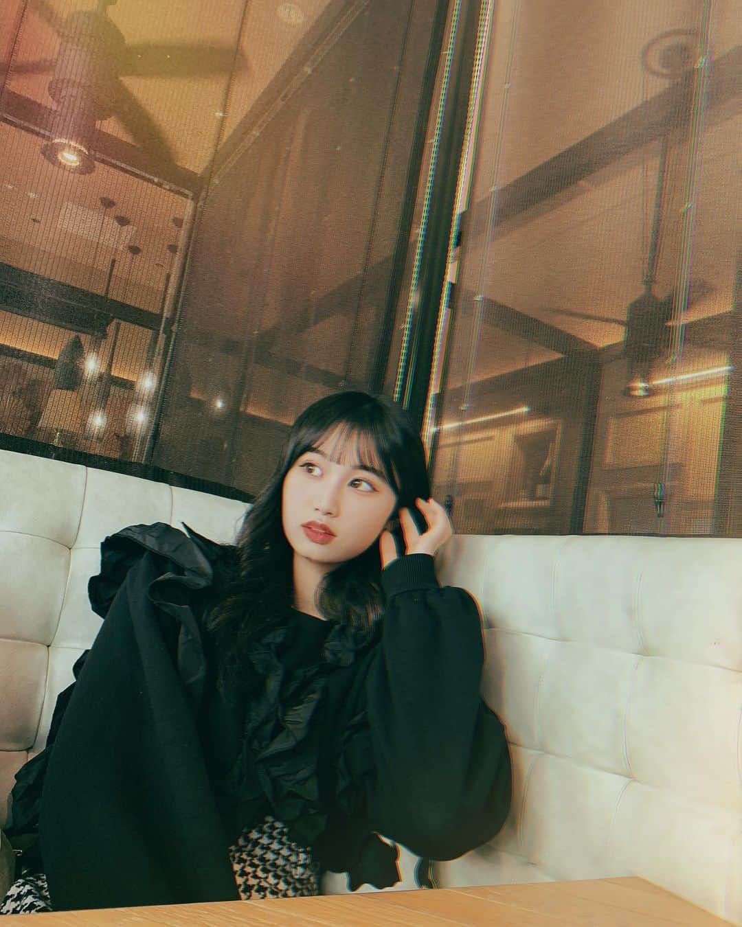 宮丸くるみのインスタグラム：「🖤  ・ ・ ・  #リリバリ #lilyofthevalley #アイドル #idol #jk #18歳 #高校生 #ぱっつん前髪 #巻き髪 #ロングヘア #bershka #cafe」