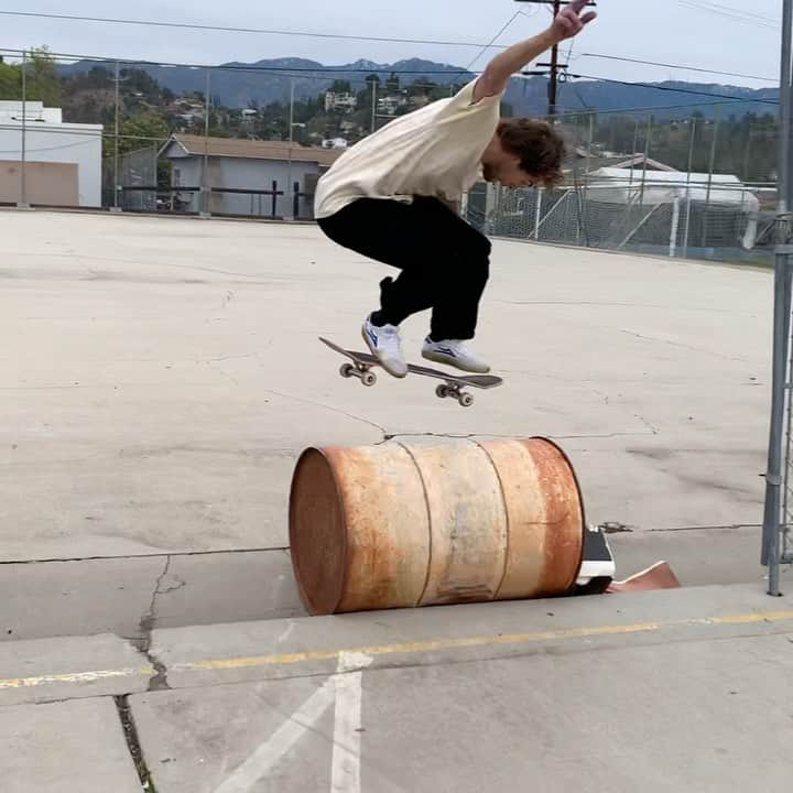 ラカイリミテッドフットウェアのインスタグラム：「Sunday stroll with @james_capps  📹 @wsteves  #Lakai #TheShoesWeSkate」