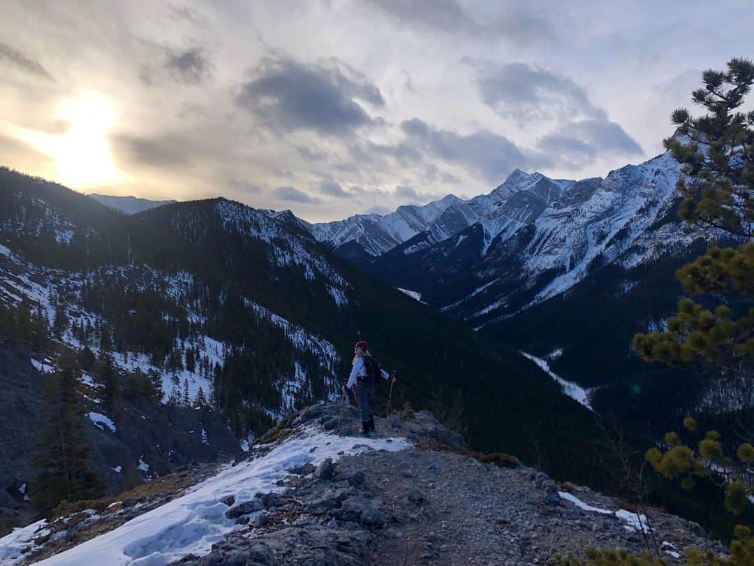 ヘイリー・ベルさんのインスタグラム写真 - (ヘイリー・ベルInstagram)「Happiness in mountain air in my lungs and great company! Happy to get outside on this beautiful Sunday and get some more hiking kilometres in my legs!  . . . #wanderlust #wanderlusting #hikesofinstagram #hikethecanadianrockies #canadianrockies #hike #hikealberta #getoutthere #kcountry #kananaskis #wasootchridge」2月1日 8時43分 - hayleighbell