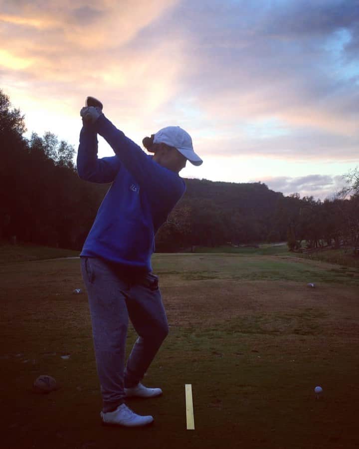 ティファニー・ヨハのインスタグラム：「Comfy sweats and a pretty sky. I’m a simple gal with simple needs. #LOLJKSweatPantsAreAllThatFitMeRightNow」