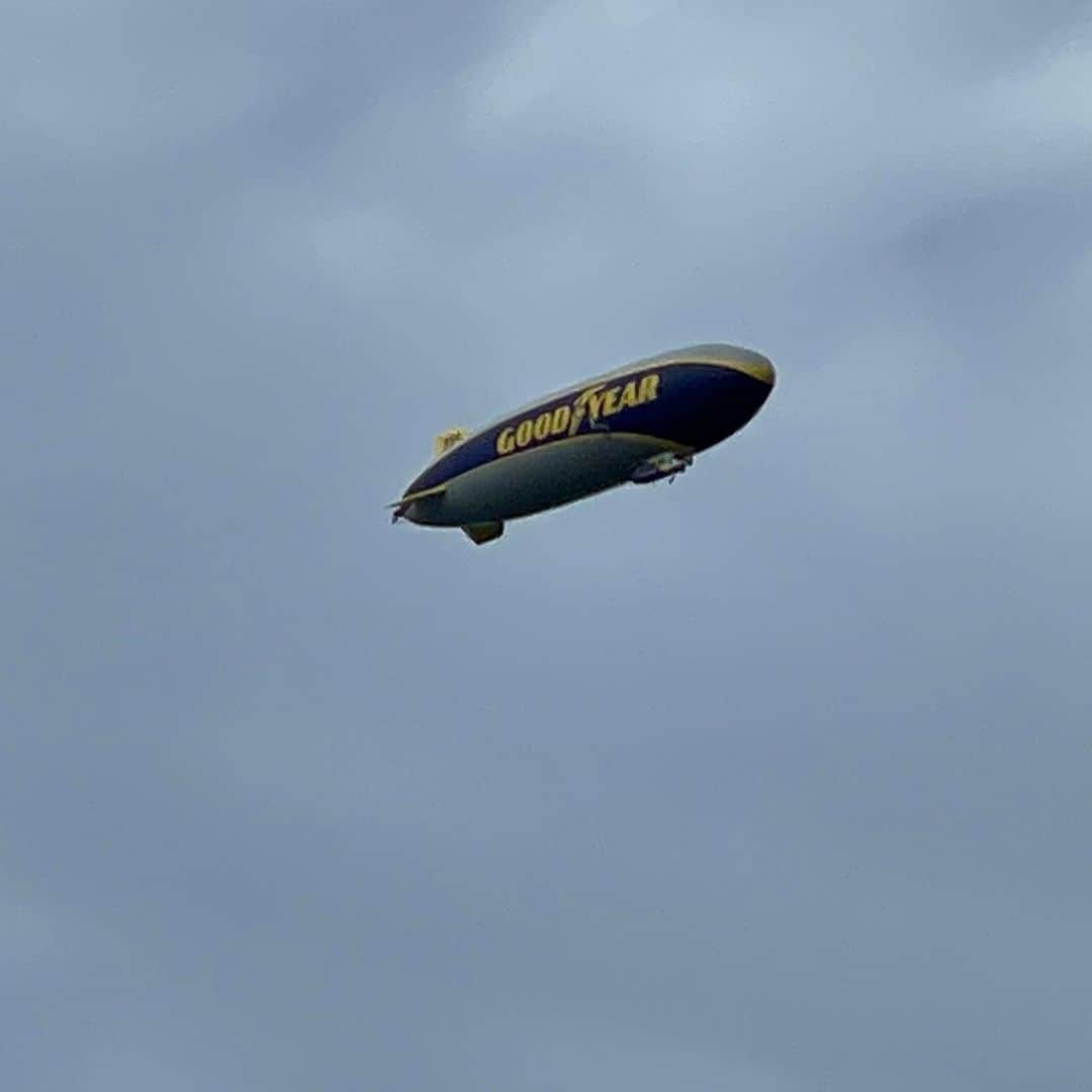 のインスタグラム：「Happy Sunday 🙌🏽 I woke up to the Goodyear blimp outside my window wow. Is the universe sending me a hint 🤔🤲🏾」