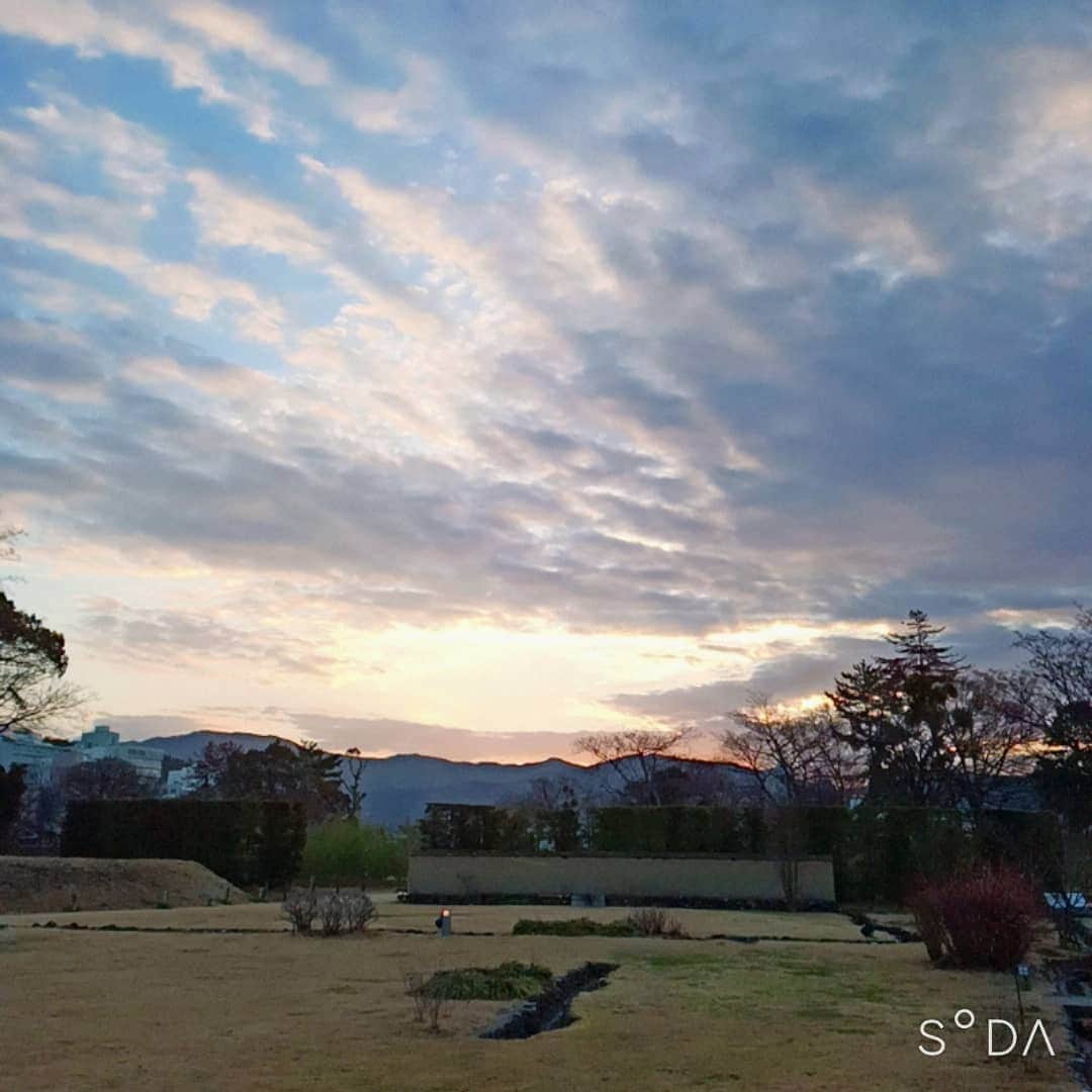 松本隆博のインスタグラム：「。 本日の、 日の出直前の道後公園。 ここからの景色がサイコー なんだ(^ ^)。 日の出前にここに来ると …勝った気がする(^_^) ｢遅いやん～まだか｣みたいな。 今日も一日サイコーの日を！ ～人生遊歩道～」