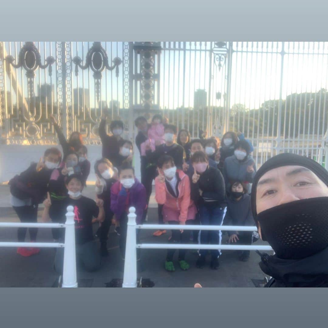 兼子ただしさんのインスタグラム写真 - (兼子ただしInstagram)「兼子ただしRunning Club 発足して4ヶ月、、、最初はほとんどの方が『スーパー初心者』で、1㎞も走った事がない方々。  このクラブで、 フォームを学び、 心拍計でトレーニングをし、 ゆっくり走ることを心掛けてきました。 発足時から〜10㎞走る事を目標にして  そして昨日はその本番。 みんな笑顔で10㎞制覇してくれました！ 嬉しい結果です！中には参加者の娘さん（小学１年生）も参加して走り切りました！  大人になってからの進化は素晴らしいです。見ていて誇らしい気持ちになりました。  この頑張りは、 健康は勝ち取る道、 進化を楽しんでいる皆さん、 これからも進化することでしょう！ めでたしめでたし  次回はフォームチェックのフィードバックと、補強トレーニングを予定しています。 兼子ただしRunning Club〜まだまだ進化します！」2月1日 9時02分 - kanekostretch