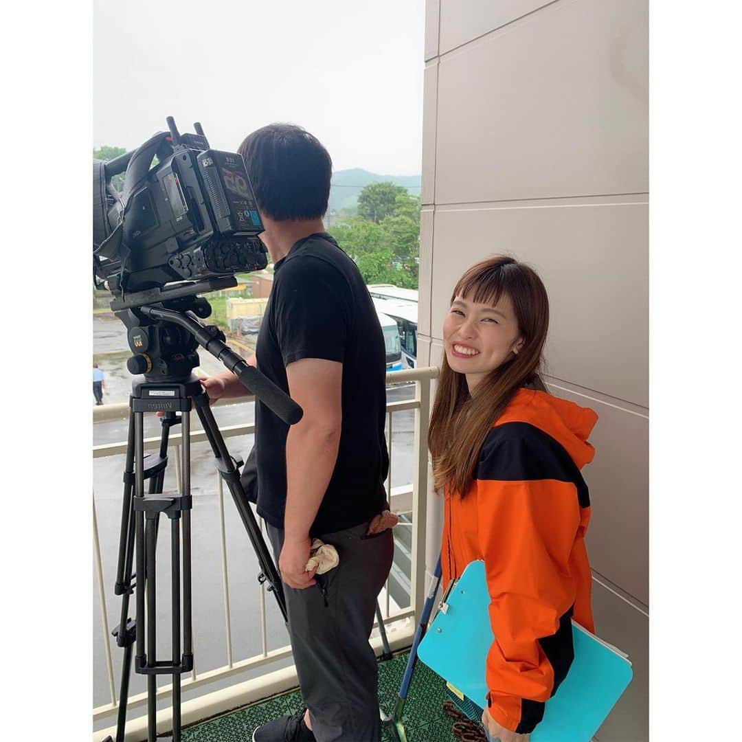 静岡朝日テレビ５chさんのインスタグラム写真 - (静岡朝日テレビ５chInstagram)「【若手社員にインタビュー】  本日紹介するのは、「とびっきり！しずおか土曜版」のディレクターの榎谷さんです🎬💫  ①名前：榎谷悠香子 　入社年：2019年 　配属先部署：報道情報センター ②愛知県出身です。 　大学ではアメリカンフットボール部で戦略分析の担当 　をしていました。 　教育学部を出ていますがテレビが大好きでテレビ業界 　に憧れて入社しました！ ③「とびっきり！しずおか土曜版」のディレクター担当 　をしています。 　毎週様々なコーナーを担当し、取材・編集をしていま 　す。 ④自分の関心のあることを取材し放送することで視聴者 　の「気付き」のきっかけになることや取材先の方のお 　もいわや放送できることにやりがいを感じています。 　静岡朝日テレビは「やってみたい」を柔軟に受け入れ 　てくれる会社だと思います。 ⑤よくスポーツ観戦やライブなど遊びに行っていました 　が現在はオンラインゲームをしたりドラマを見たりし 　ています。 　運動不足が気になり始めたのでその辺を走っていま 　す🏃🏻‍♀️💨  静岡朝日テレビは就活生を応援しています😆✨  #テレビ局#テレビ局のお仕事#ディレクター#ディレクターのお仕事#若手社員紹介#テレビ局就活#地方局#ローカル局#地方局就活#静岡県就活#静岡就活#2022卒#2022卒就活#2022卒採用#若手ディレクター#とびっきり!しずおか土曜版」2月1日 8時55分 - satv_5ch