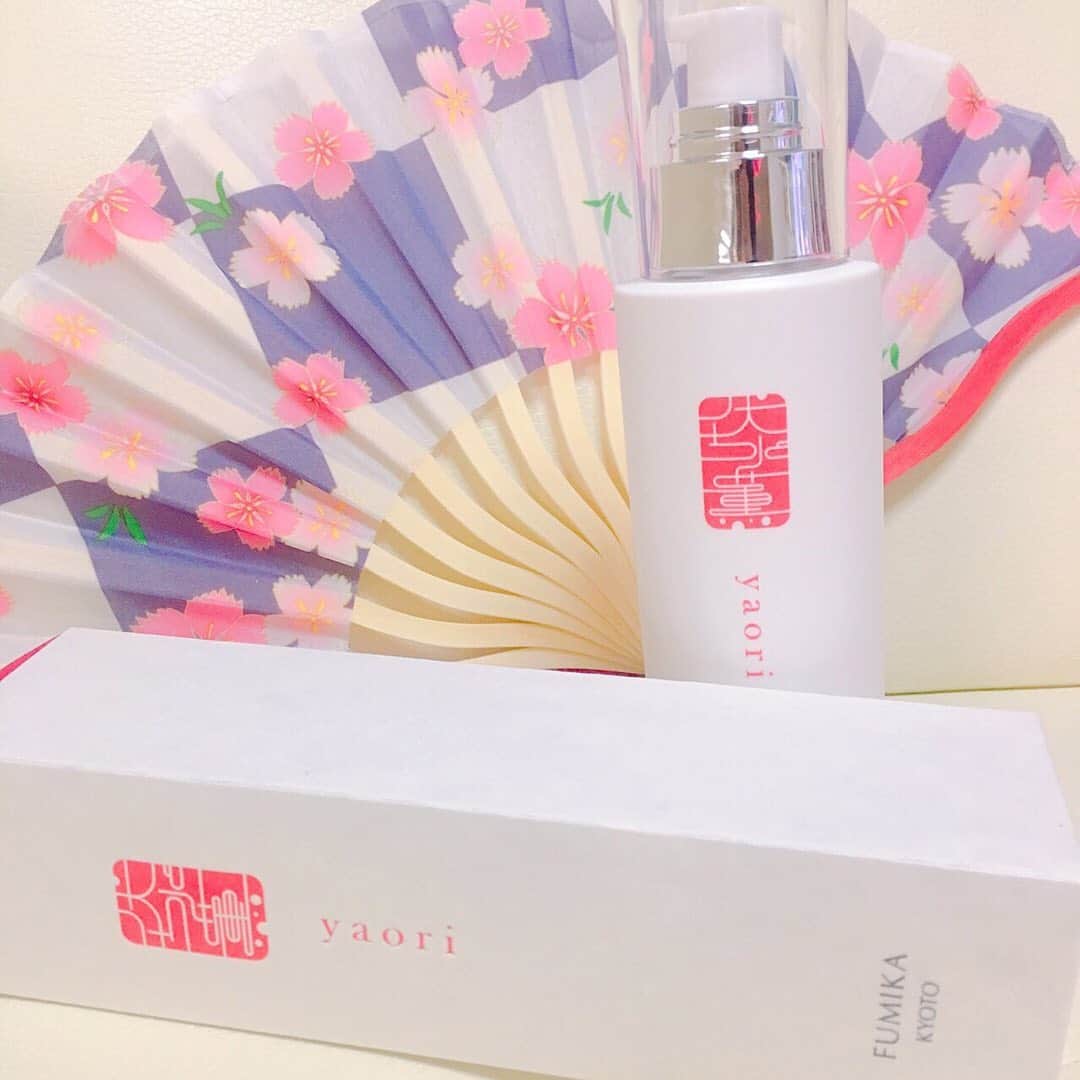 のインスタグラム：「、 、 🌸京から、肌咲く。🌸 FUMIKA30秒スキンケアセミナー 、 #fumika_kyoto57 皆様いつも正しいクレンジング＆洗顔💭をされていますか？ 先日知人から「お肌のことを考えて、いつもぬるま湯で顔を洗う💦だけにしているの❗️」っていう話を聞いて、えっ❗️それちょっとって思ったので、正しい洗顔方法を教えてあげました😆 （正しい洗顔方法についてはまた後日の投稿でお伝えしますね❗️） 、 日常的に行うクレンジング＆洗顔💭で意外と多くの勘違いがあるなっと思ったので、次回からはクレンジング＆洗顔💭についての勘違いについてお話していきたいと思います。 中には「えっ‼️そうだったの❗️」というお話も出てくるかもしれません。 、 今からでも遅くないので、正しいクレンジング＆洗顔💭をしてさらに美しさ✨に磨きをかけていきましょう😆 、 #fumika_kyoto #スキンケア #美肌ケア #肌ケア #肌荒れ #ナチュラルコスメ #オーガニックコスメ #クレンジング #洗顔 #化粧水 #乳液 #美容液 #敏感肌 #乾燥肌 #美容 #美意識 #化粧 #ビューティー #基礎化粧品 #京野菜 #エステ #京都 #伏見 #日本酒 #kyoto #japanesecosmetics #skincareproduct」
