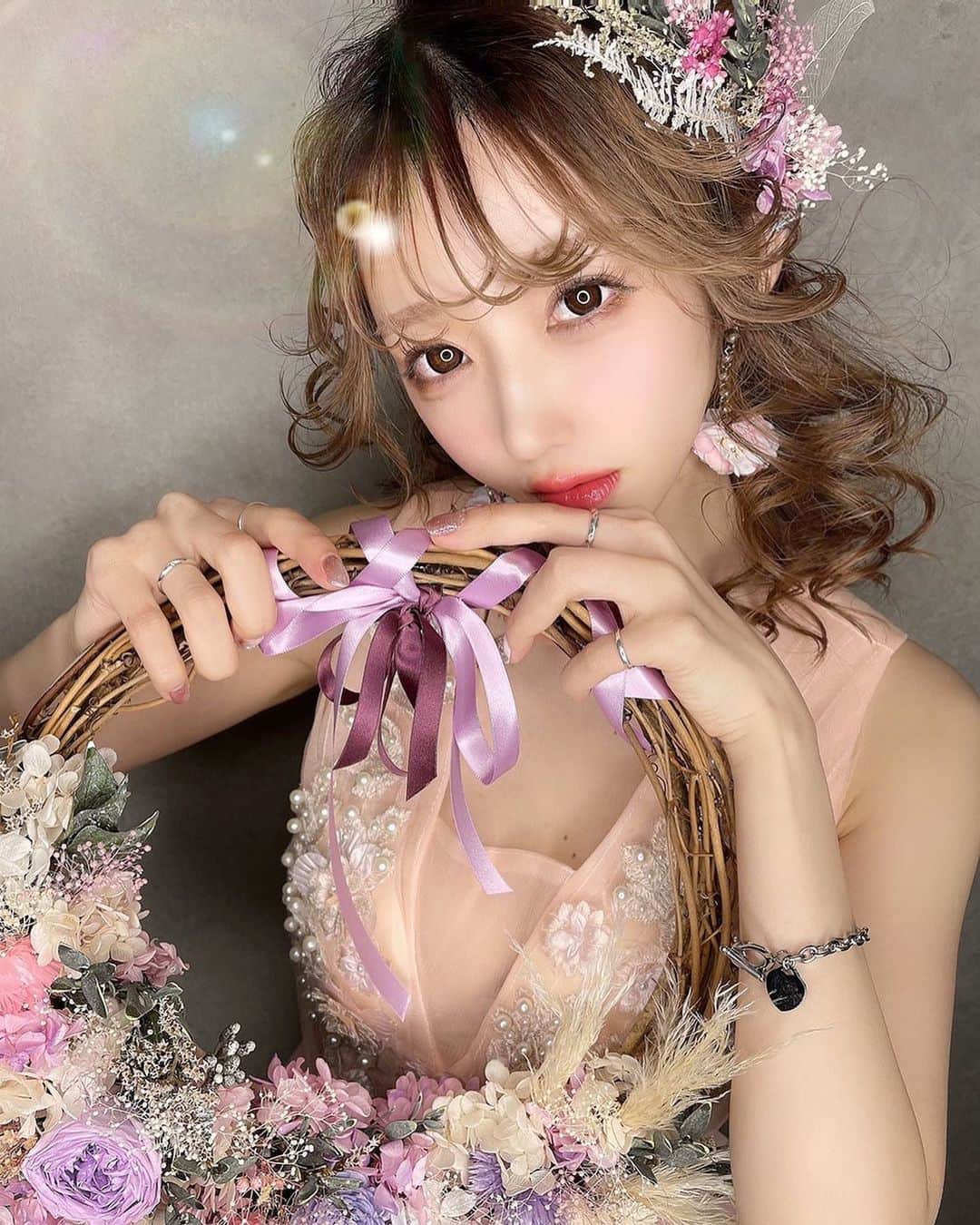 堀井大輔のインスタグラム：「・ ・ ネイルまでぴったり✨ ・ トータルで合うとより素敵な作品に仕上がります✨✨ ・ 2週間後、カラーね🙌 @i_____belle  ・ ・ 𝑚𝑜𝑑𝑒𝑙 @i_____belle  ℎ𝑎𝑖𝑟/𝑝ℎ𝑜𝑡𝑜 @daisuke_5511  ℎ𝑎𝑖𝑟 𝑎𝑐𝑐𝑒𝑠𝑠𝑜𝑟𝑦 @jewel_flower_  𝑏𝑜𝑢𝑞𝑢𝑒𝑡 @jewel_flower_antique  ・ ・ #クラウンヘアー#天白区#名古屋 #名古屋美容師 #美容師 #ヘアセット#セット#ヘアアレンジ #プレ花嫁 #作品撮り #ウェディングドレス #ホリーマジック #ホリージョ撮影 #ホリージョ #2021秋婚 #2021春婚 #2021夏婚 #全国のプレ花嫁さんと繋がりたい #ウェディングニュース #コテ巻き #巻き髪 #ゼクシィ2021 #アップスタイル #まとめ髪 #おだんご #編みおろし #Dressy花嫁 #プラコレ ￼ 	◦」