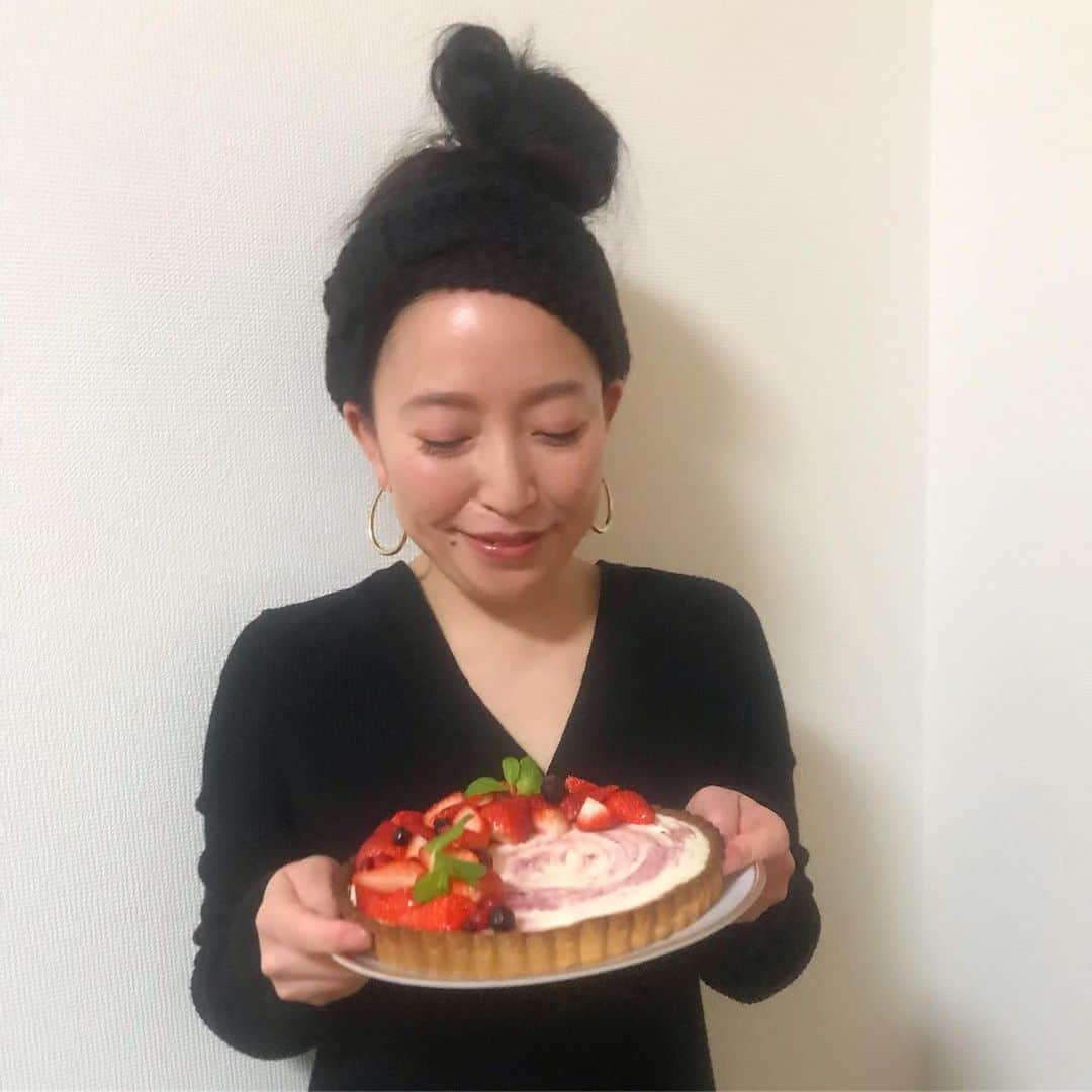のインスタグラム：「大好きな沙織ちゃま @saaaoriii130  お誕生日おめでとう🎂  自分の誕生日にケーキもお料理も全部作ってくれてありがとう♥️  沙織ちゃんはパティシエだしシェフだし凄いんだから👩‍🍳 @saoriiigohan   大好きメンバーでベロベロになり 楽しかった…いつも暴れてごめんね… 結局最後は私が歌って踊る… このワンパターンやめたいな😂😂😂  #沙織ごはん #お誕生日おめでとう #🎂 #🎁 #🍓」