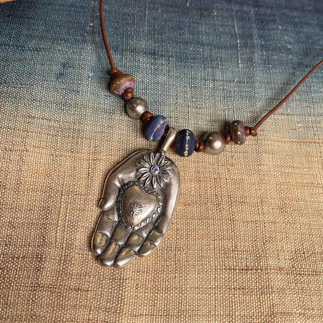 のインスタグラム：「Give more than you receive. The Mana Hand pendant. I will add “and be open to receive” in reference to my current readings #artisan #madewithlove #madewithaloha #hand #jewelryasmedecinecm #silver #precious #wearpearls #customorder」