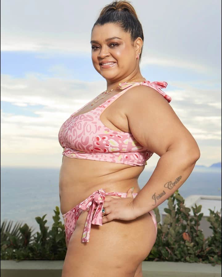 Preta Gilのインスタグラム：「Quem me vê hoje pode achar que eu sempre tive essa relação mais liberta com meu corpo, mas nem sempre foi assim. O processo de autoamor para mim e minha geração não foi fácil, sou de uma época em que não tinha outra alternativa a não ser o padrão. O único corpo possível era magro e sarado. Eu tentei me enquadrar nesses padrões, mas adoeci meu corpo e minha alma. Foi uma longa jornada até aqui. Passei a me amar, amo meu corpo do jeito que ele é. Sei que a maturidade me ajudou, por isso eu digo e repito para você que é jovem, não perca seu tempo tentando se enquadrar em um padrão que só vai te adoecer. Busque se amar, se respeitar e enxergar a beleza em todos os tipos de corpos, inclusive o seu próprio!」