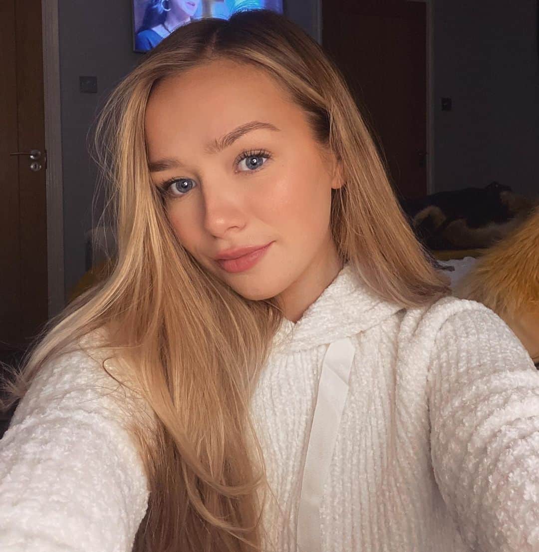 コニー・タルボットのインスタグラム：「👋🏻 hi. It’s been a while. It’s hard to find photo opps when you’re in your house. Hope everyone is happy and healthy 😘」