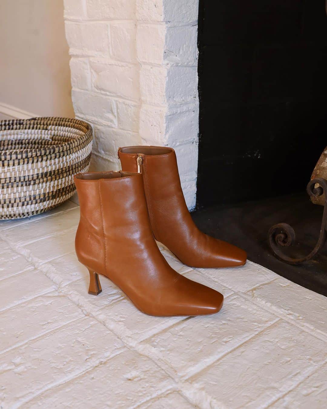 サムエデルマンのインスタグラム：「The most comfortable heeled bootie... tap to shop the LIZZO   #SamEdelman」