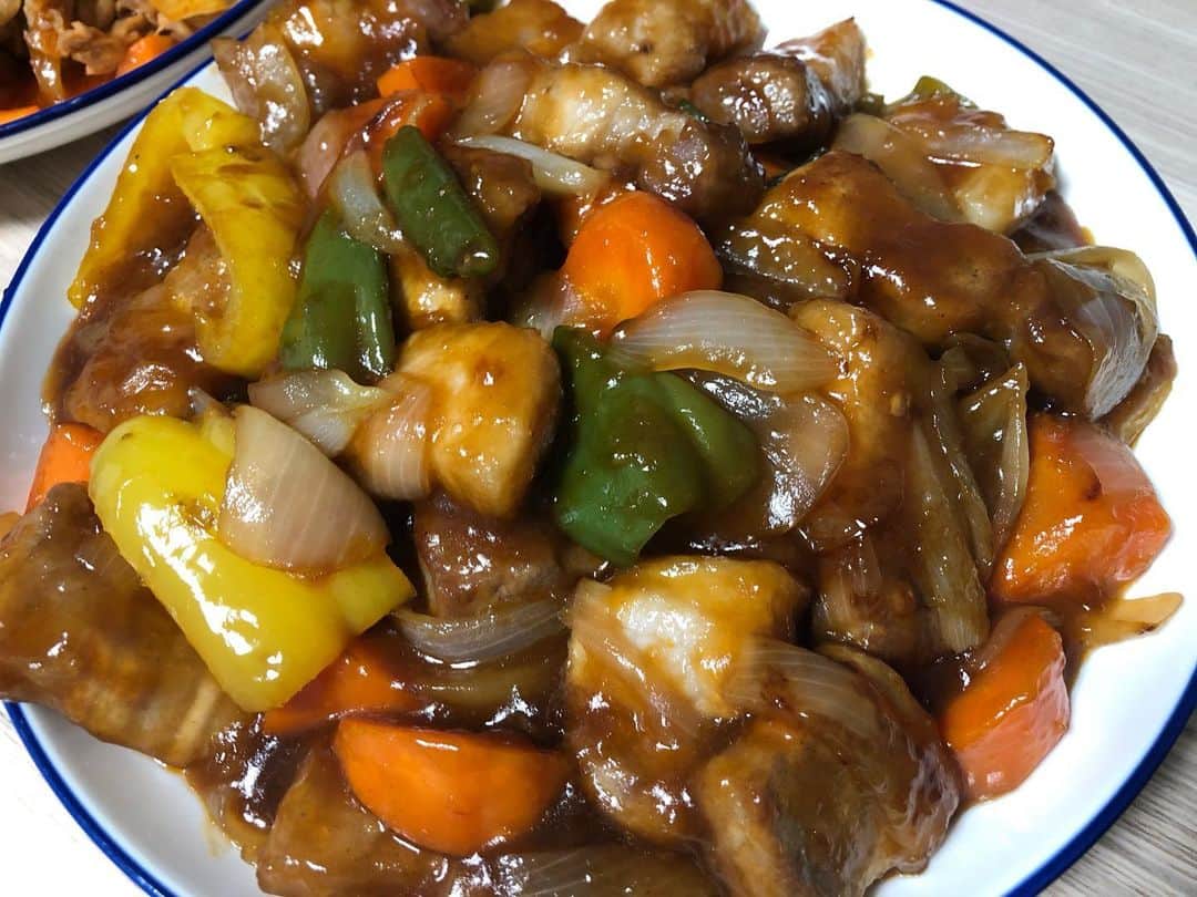 大村ジーニアスのインスタグラム：「シェフ？主夫？ ノンノンノンノンノン♪ シェ夫♪ #ジニレシピ  #自炊  ①酢豚 ②豚キムチ ③明太子クリームリゾット ④もやしナムル ⑤⑥エビ芋の煮物 ⑦山椒風味の炊き込みご飯 ⑧いつかの晩飯 ⑨おすすめレシピの台湾風まぜうどん→YouTubeでジニレシピで検索！」