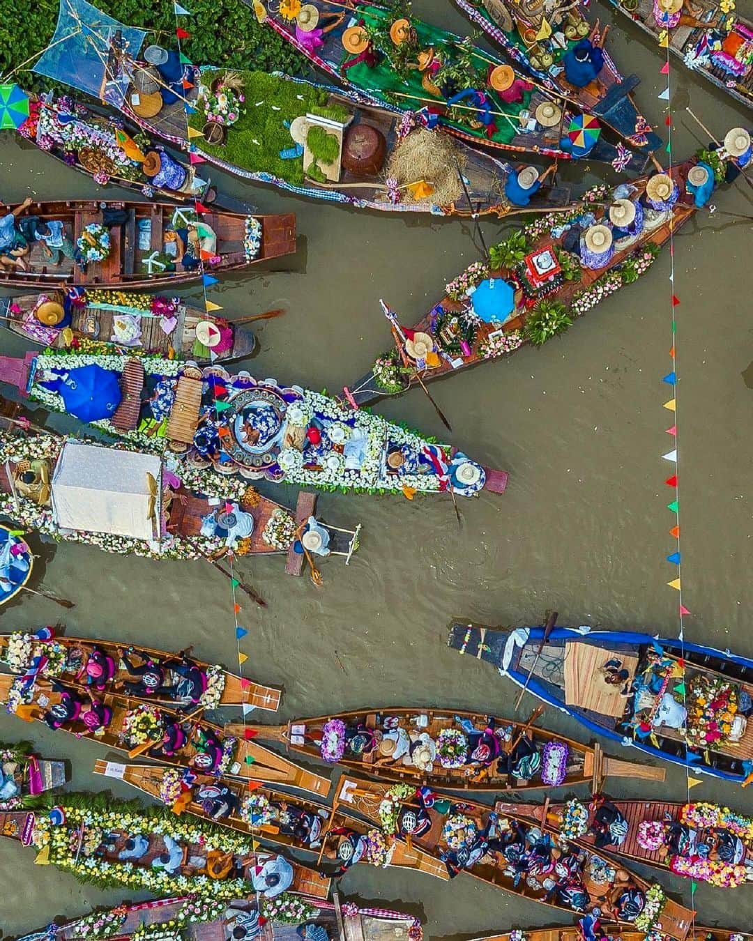 タイ国政府観光庁さんのインスタグラム写真 - (タイ国政府観光庁Instagram)「・﻿ ／﻿ アユタヤから﻿ おはようございます☀️﻿ ＼﻿ ﻿ 「カオ・パンサー・キャンドル・フローティング・フェスティバル」の様子を、お届け📸﻿ ﻿ 色とりどりの花々で飾られた船が見事ですね🏵﻿ ﻿ ユネスコ世界遺産の遺跡群が有名なアユタヤ💁‍♀️なかでも最北部の地域では、「カオ・パンサー」と呼ばれる毎年７月の「キャンドル・フェスティバル」を、陸上ではなく水上で行うことで知られています🚣‍♀️﻿ ﻿ ちなみに「カオ・パンサー」とは、全仏教僧が寺院からの外出を禁じられる「入安居」のこと💡この日はアルコールの販売も禁じられます🙅‍♀️﻿ ﻿ 今週も体調に気をつけながら、1週間がんばりましょう😊﻿ ﻿ #今週も頑張ろう #タイ #アユタヤ #カオパンサー #キャンドルフェスティバル  #ローカル体験 #こんなタイ知らなかった #もっと知りタイ #タイ旅行 #アユタヤ旅行 #旅好きな人と繋がりたい #旅行好きな人と繋がりたい #海外旅行 #thailand #ayutthaya #ayutthayatrip #khaophansa #khaophansafestival #floatingfestival #thaifestival #localexperience #thainess #amazingthailand #thailandtravel #thailandtrip #thai #thaistagram #lovethailand ﻿」2月1日 9時22分 - amazingthailandjp