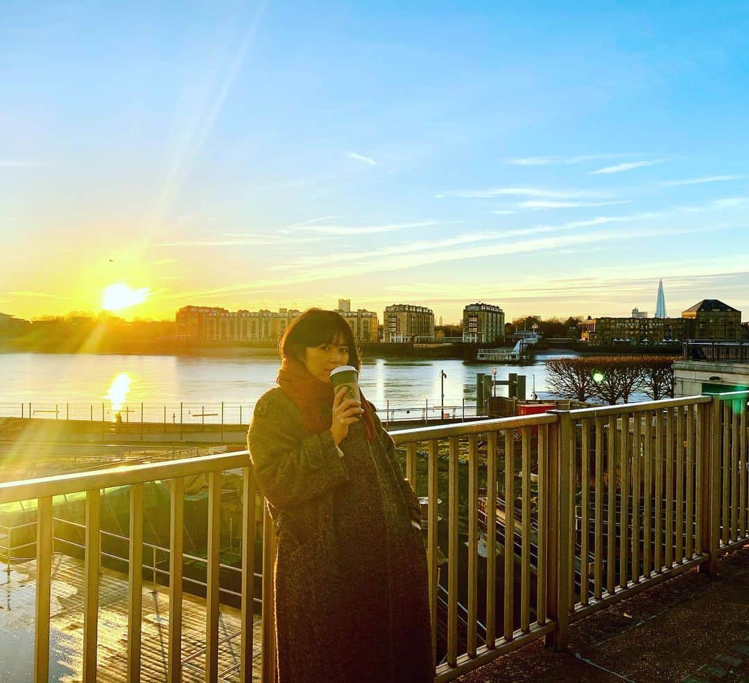 Yu-kiのインスタグラム：「Hello February🤍 あっという間に2月。最初のロックダウンからもうすぐ１年が経とうとしていて、今は3回目のロックダウンの最中。そしてこれがいつ終わるか誰にも分からない。もう今は人に会えないことや外食や買い物が出来ない事にも慣れてしまった💭2月もまるまるロックダウン続くけど、明日も元気に過ごそう💪🏻#riverthames#london#uk」